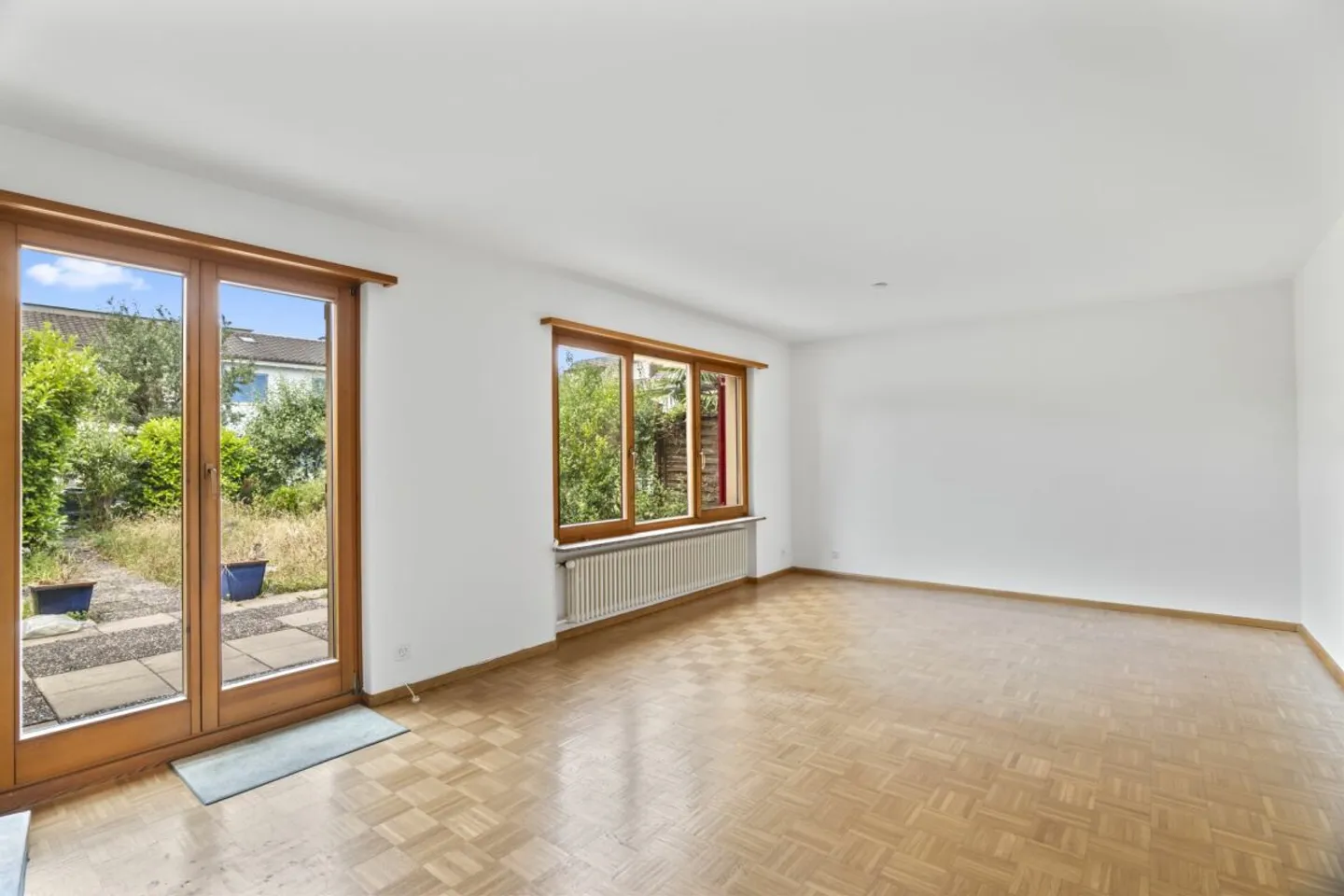 Terraced House Seeks Family - Photo 3 of 11