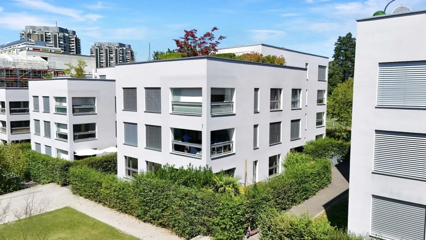 Neuwertige, helle 4.5 Zimmer Parterre-Wohnung in Stadtnähe - Foto 1 di 13