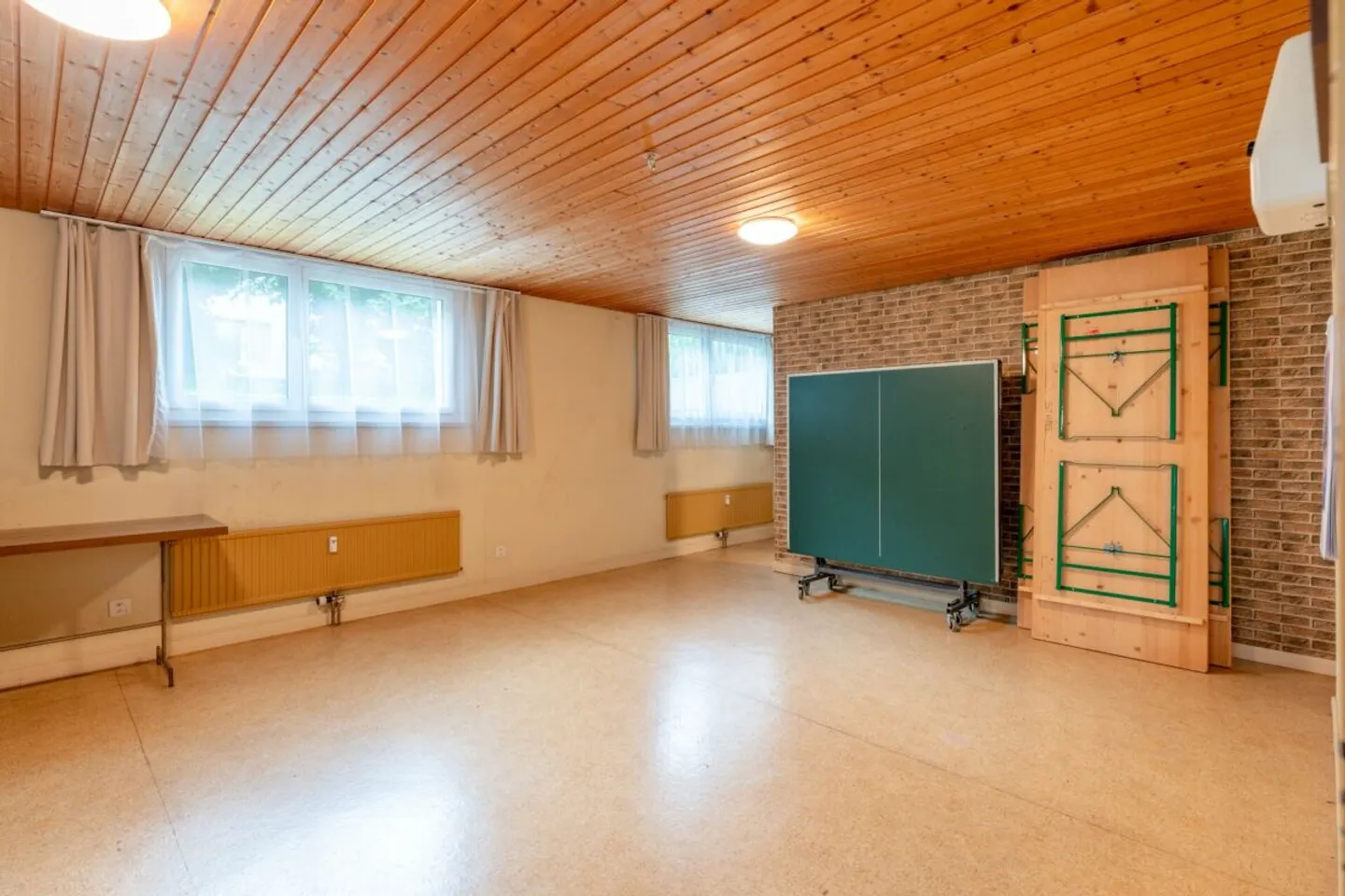 4.5 Chambres | Garage | Sauna | Salle Communautaire | Grand Jardin avec Espace Barbecue | Balcon Vitré - Photo 11 sur 13