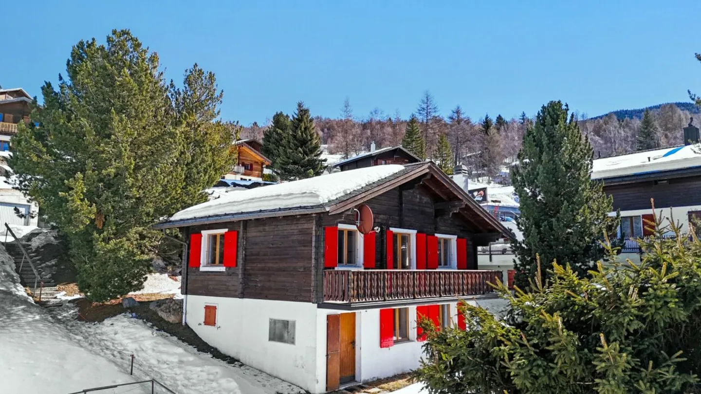 Affordable well-kept 4.5-room chalet directly on the ski slope - Photo 1 of 13