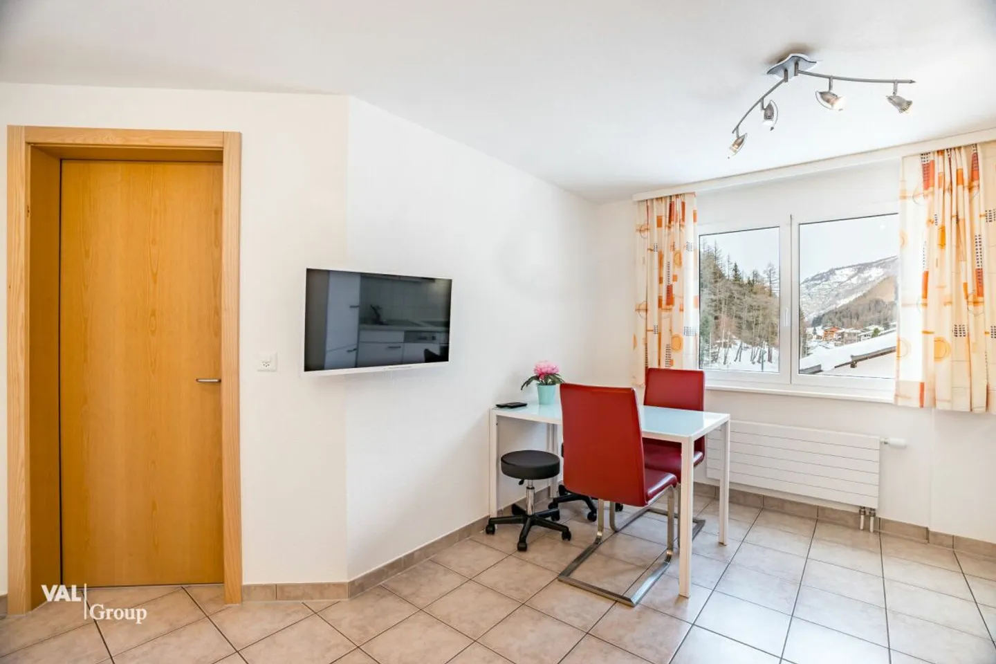 Bright apartment with mountain panorama and charm - Photo 4 of 13