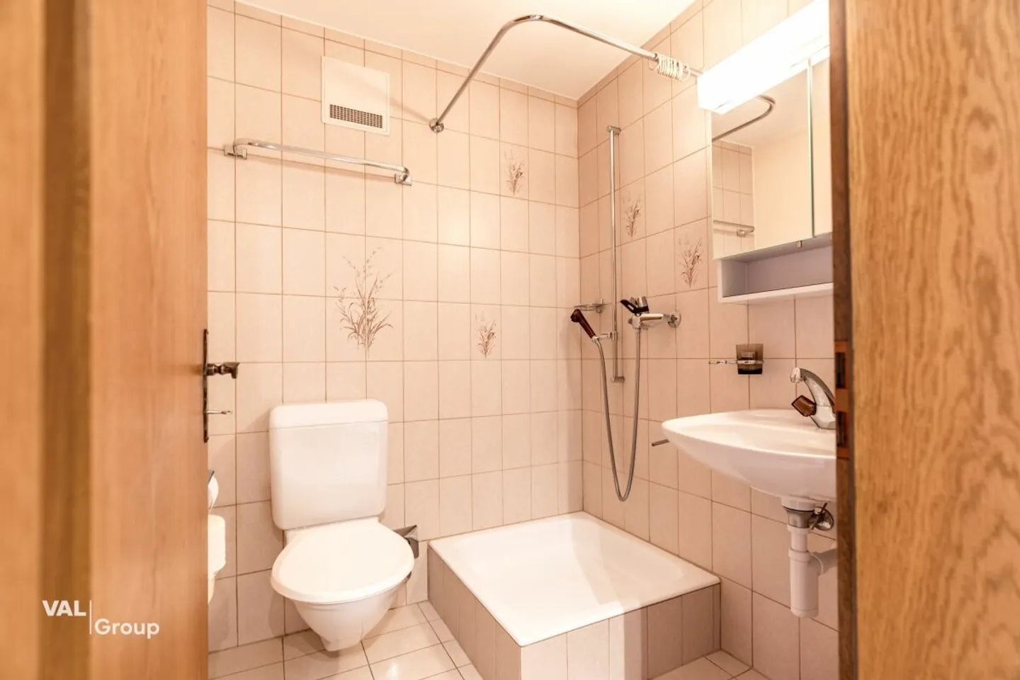 Helle Dachwohnung mit Balkonen - Foto 10 von 13