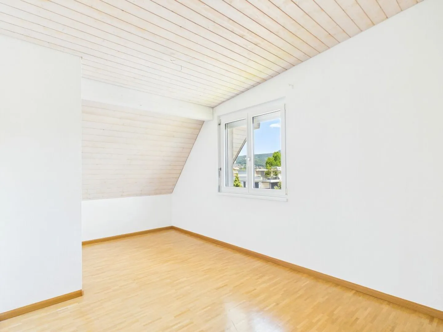 Ampio attico in posizione tranquilla con grande balcone - Foto 3 di 13