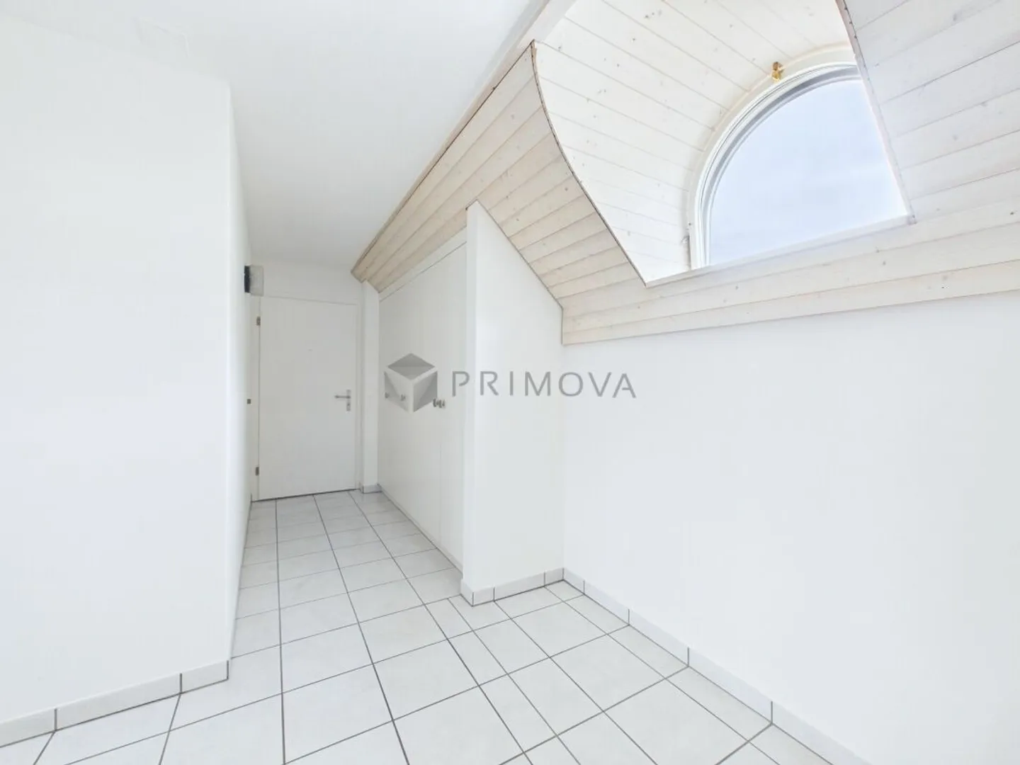 Helle 2.5 Zimmer-Dachwohnung mit Lift, Parkplatz und besonderem Wohnambiente - Photo 8 of 9