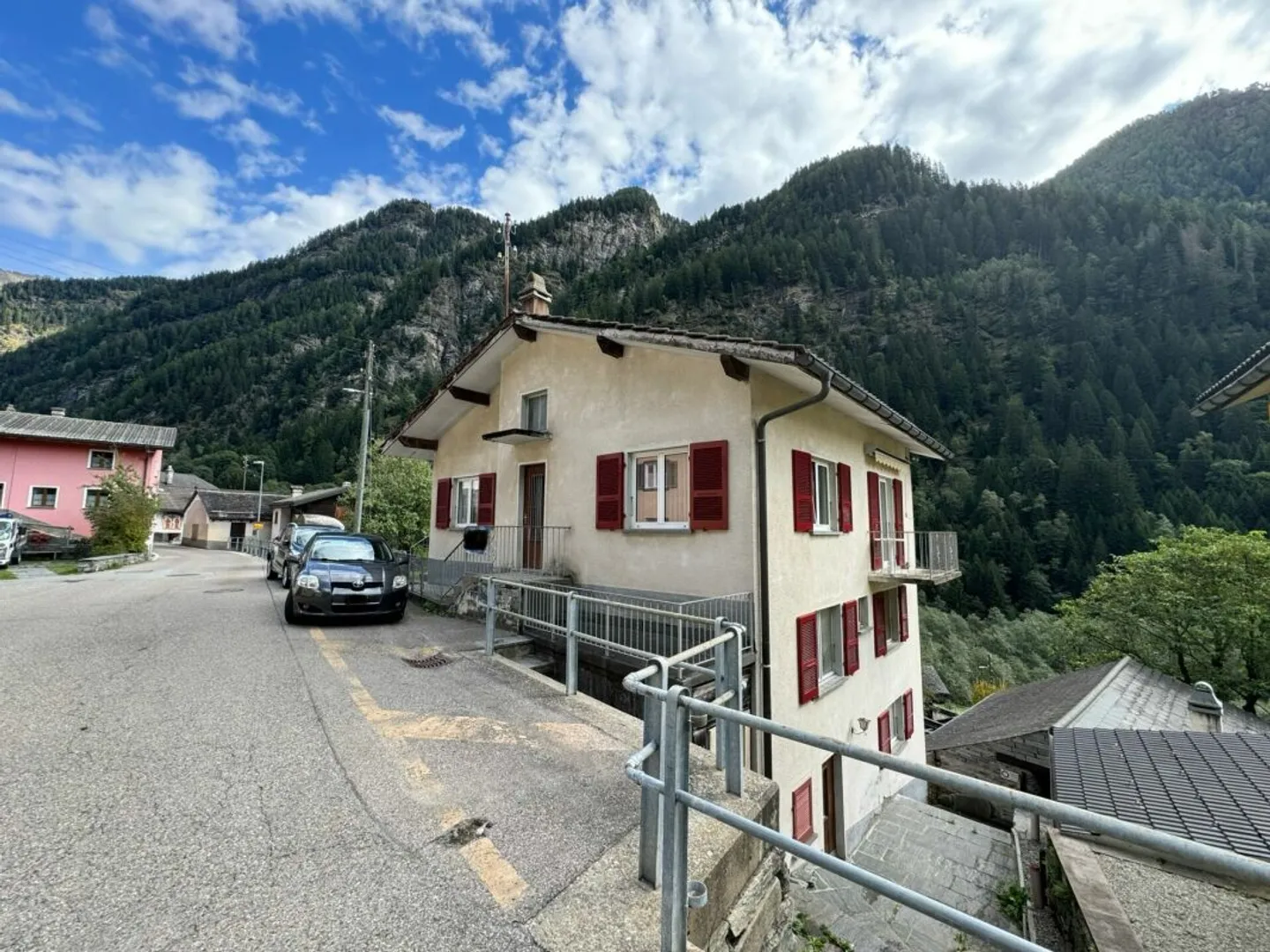 Einfamilienhaus mit zwei Wohnungen - Ihr Projekt an idyllischer Lage! - Foto 4 von 13