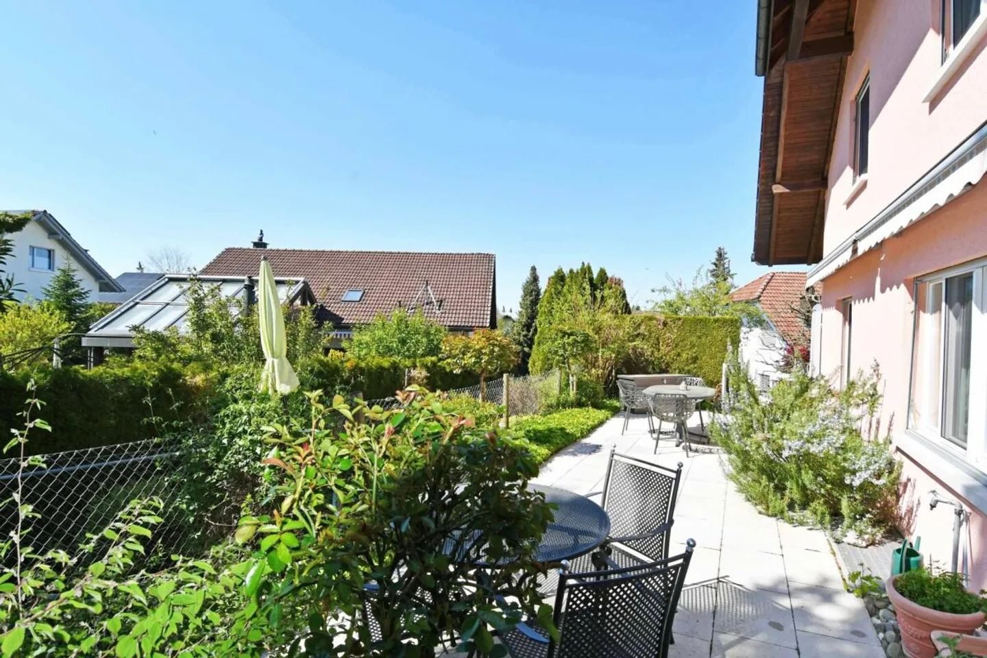 Sehr gepflegtes 7.5-Zi.-Einfamilienhaus mit wunderschönem Garten - Foto 10 di 13