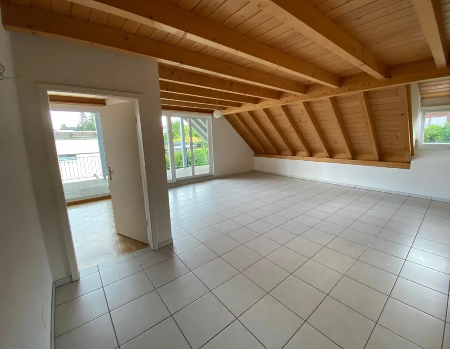 Luminoso appartamento familiare di 4,5 locali in affitto nel centro di Kerzers - Foto 2 di 5