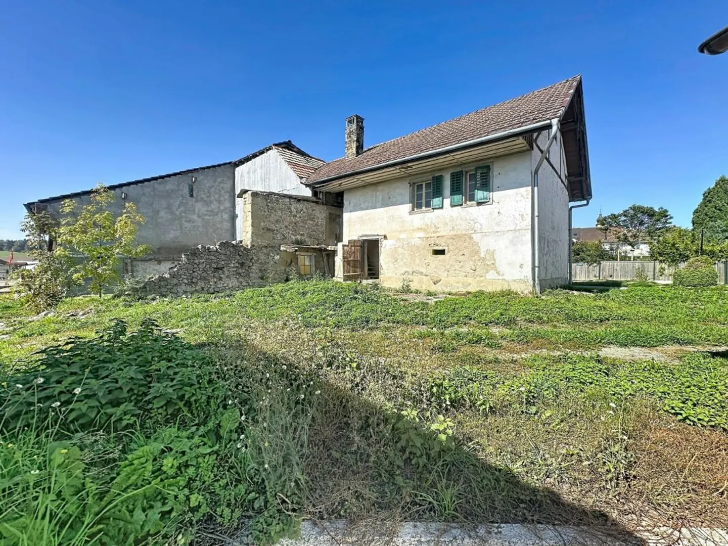 MAISON FRIBOURGEOISE A TRANSFORMER EN 2 APPARTEMENTS AVEC PERMIS DE CONSTRUIRE POUR AGRANDISSEMENT - Photo 2 sur 12