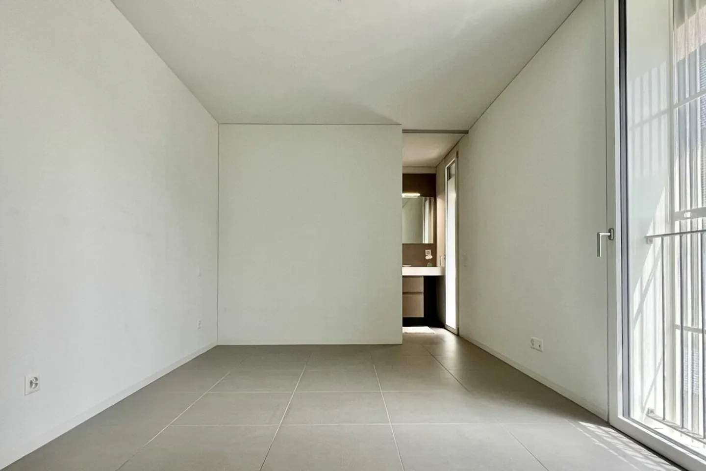 Appartamento soleggiato di 3,5 locali in un piccolo palazzo in posizione centrale - Foto 8 di 13