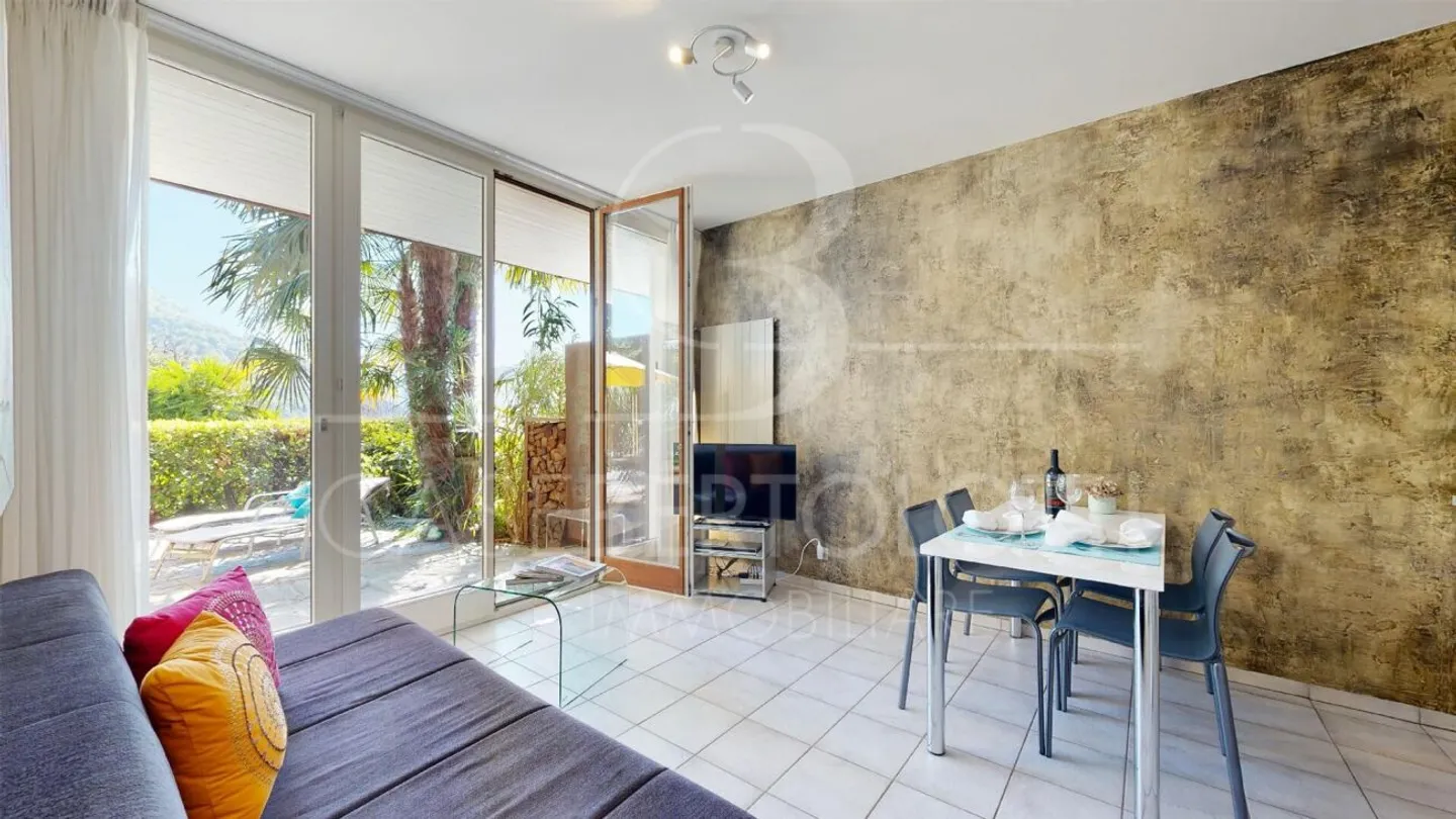 Charming Apartment with Lake View - Photo 8 of 13