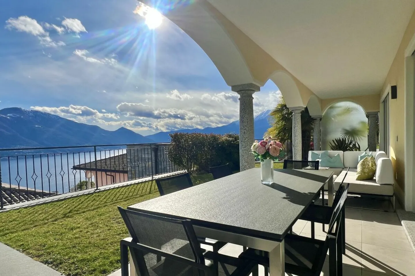 Elegante metà villa con vista lago a 180°, piscina privata e bel giardino - Foto 11 di 13