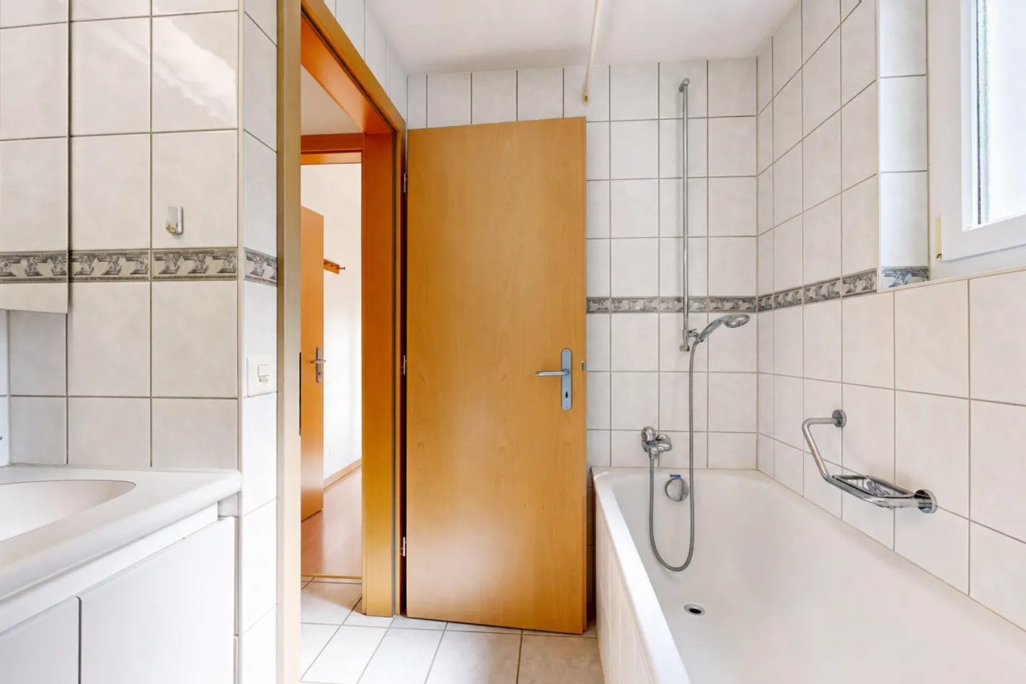 gepflegtes Einfamilienhaus mit drei Garagen und Umschwung - Photo 10 sur 13