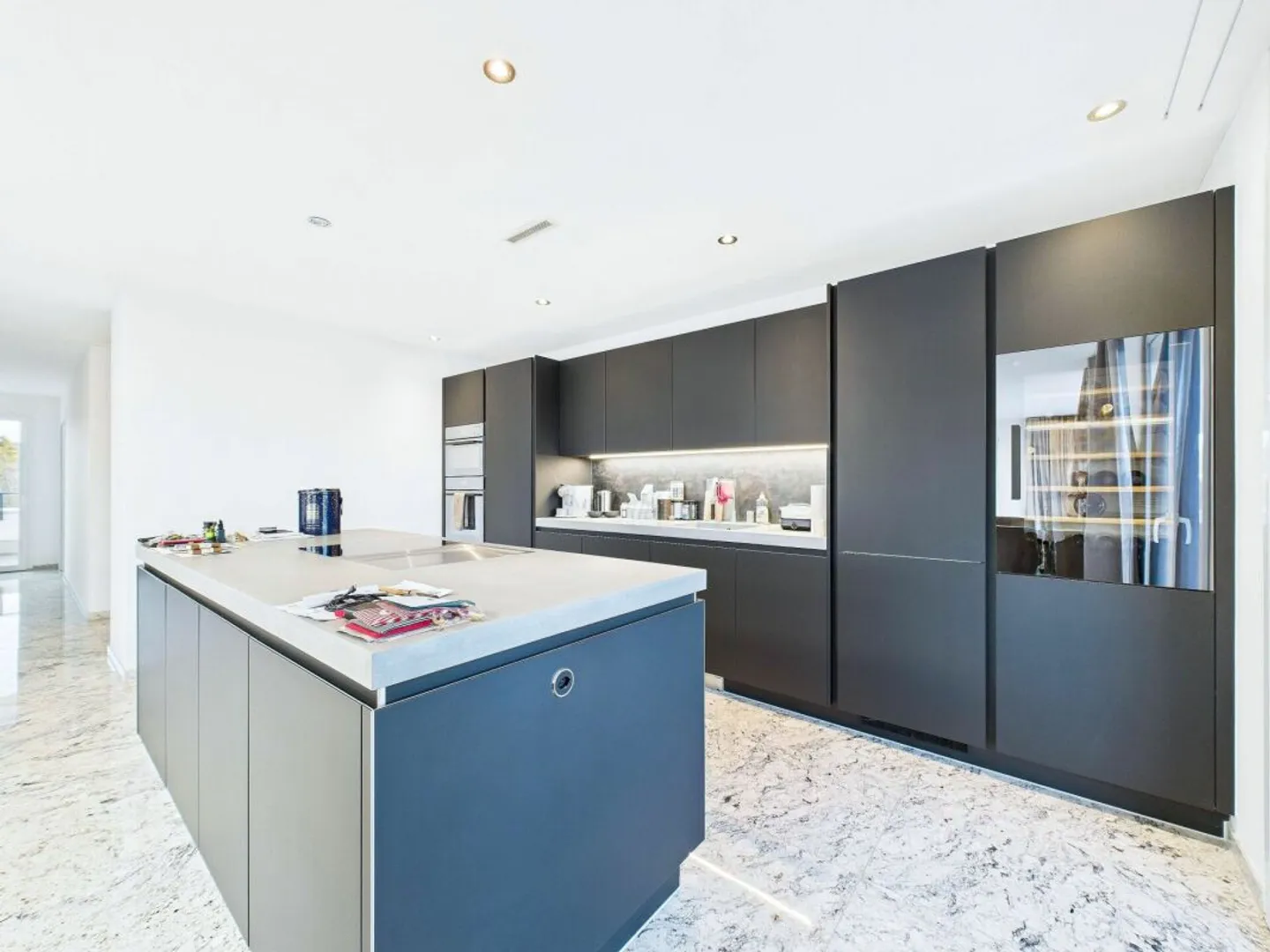 Modern designed 4.5-room penthouse apartment in a well-connected location - Photo 5 of 13