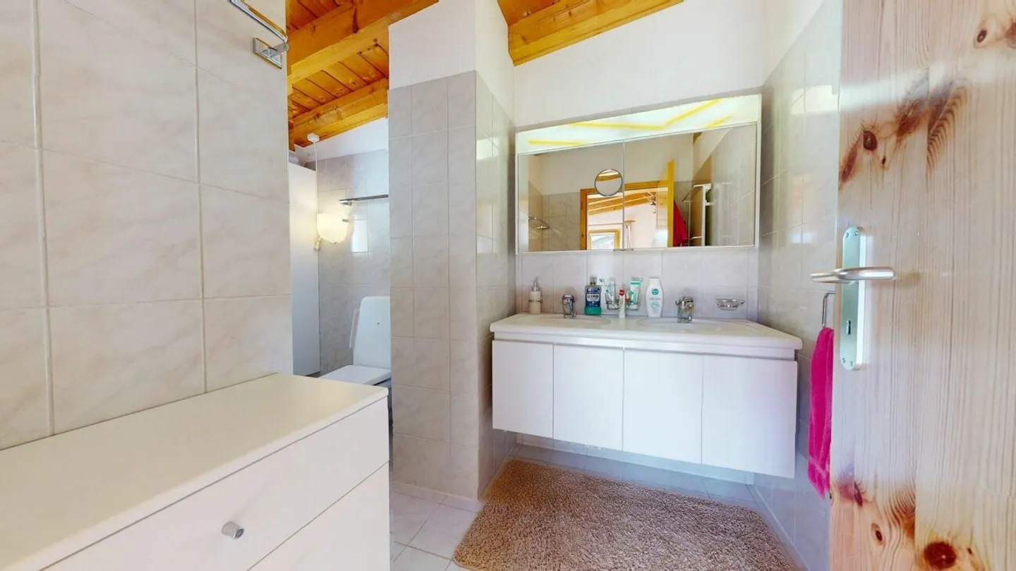 Appartamento attico 3.5 locali con vista mozzafiato sul Val Surses - Foto 9 di 13