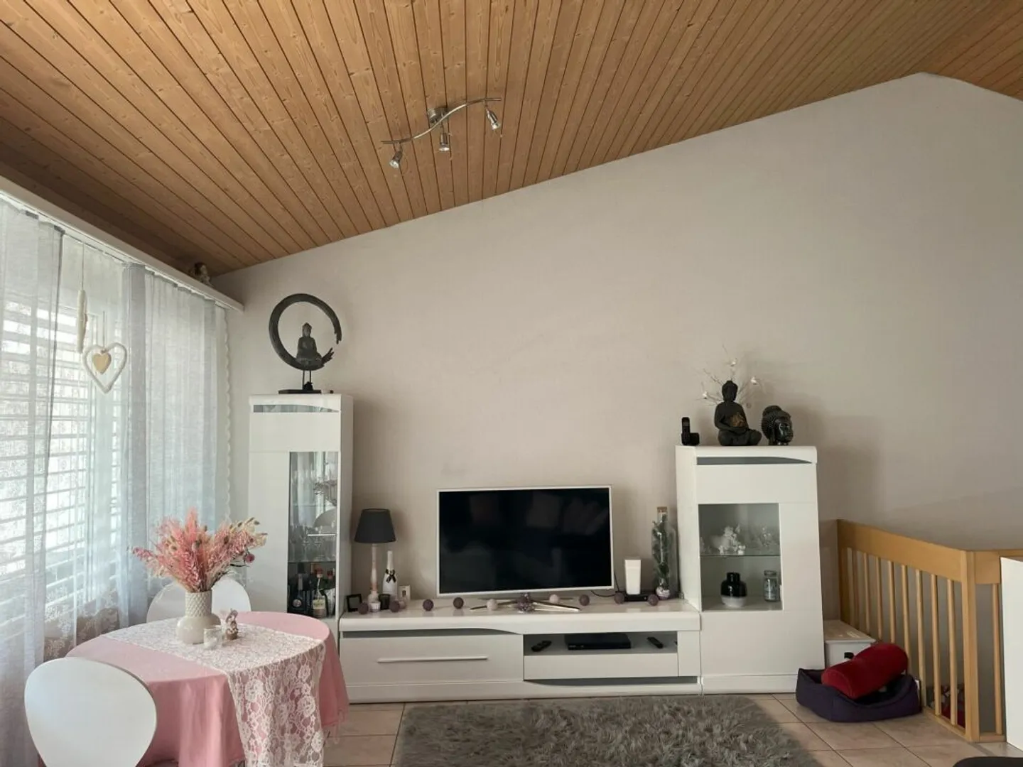 VERY CENTRAL + YET QUIET! 4.5-room maisonette apartment 2nd floor/attic - Photo 3 of 5