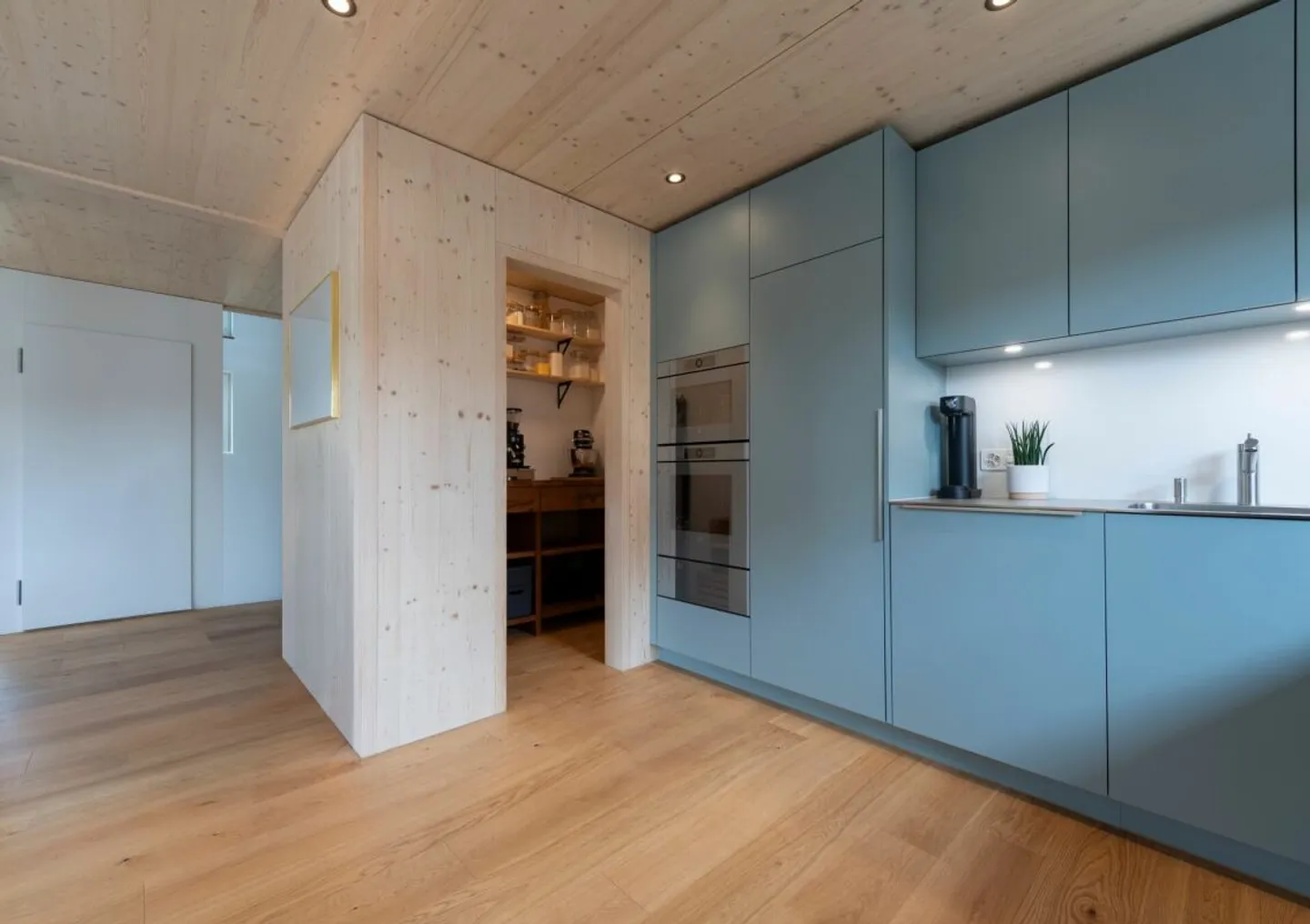 Modernes Einfamilienhaus mit Garten - Foto 6 von 13