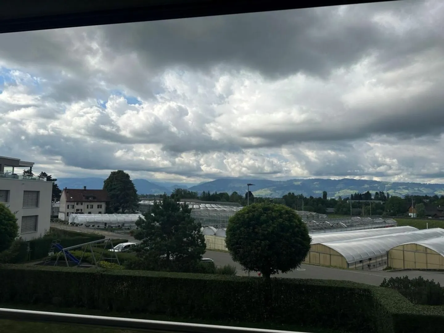 Ampio appartamento di 3,5 stanze in una posizione tranquilla - Foto 1 di 13