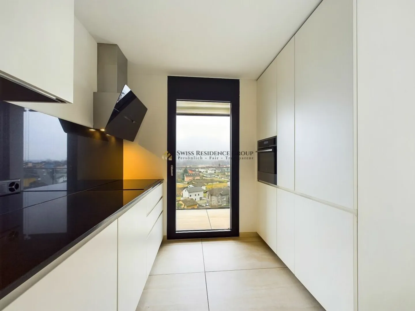 Elegant Apartment with Mountain View - Photo 6 of 13