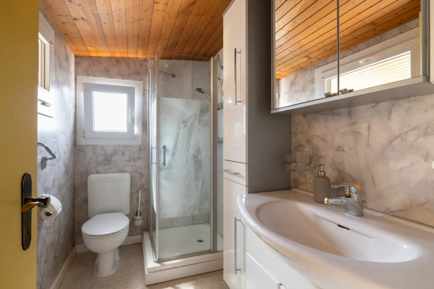 Bungalow de 3,5 pièces avec parcelle double dans le Caravaning Gletterens - Photo 4 sur 13