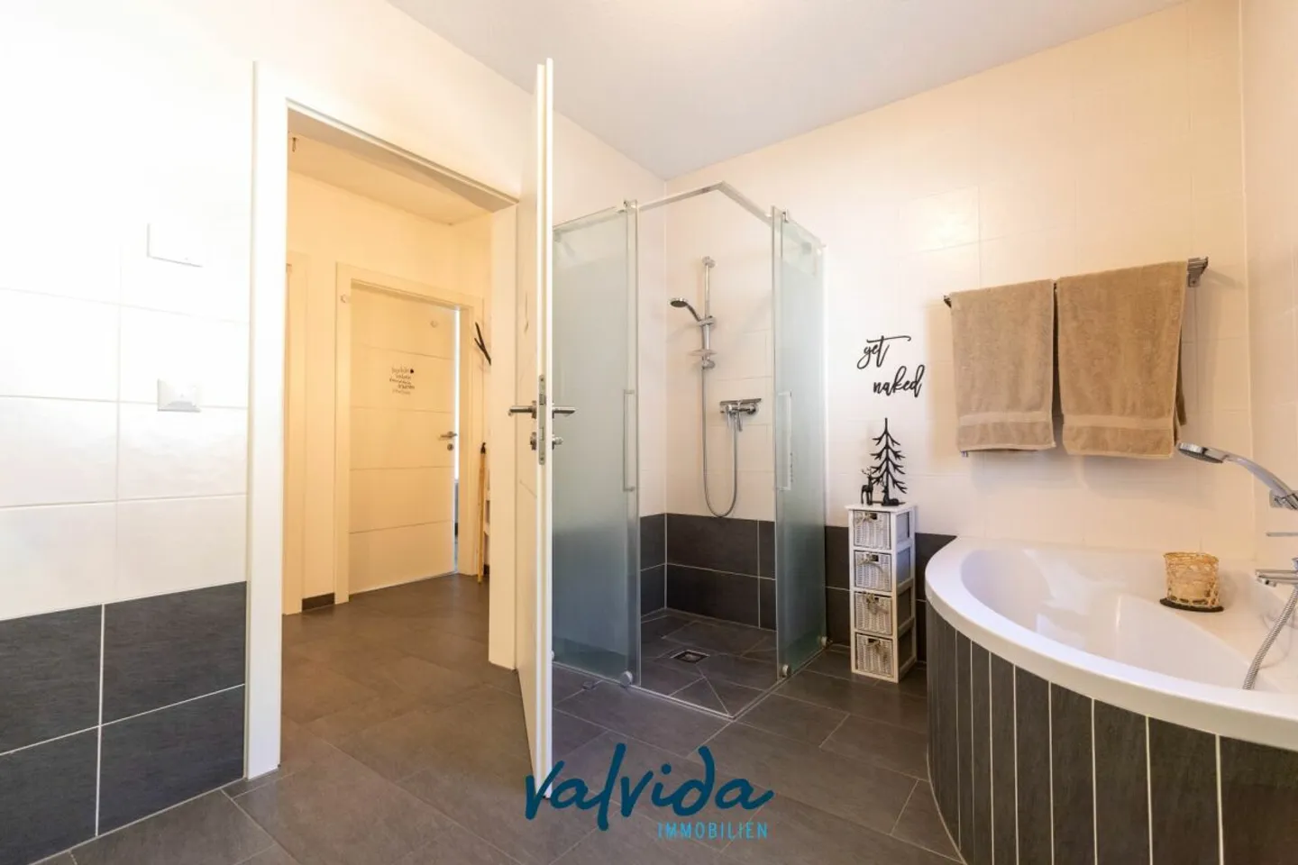 Maison individuelle comme neuve dans un endroit ensoleillé et calme à Niedergampel - Photo 7 sur 13