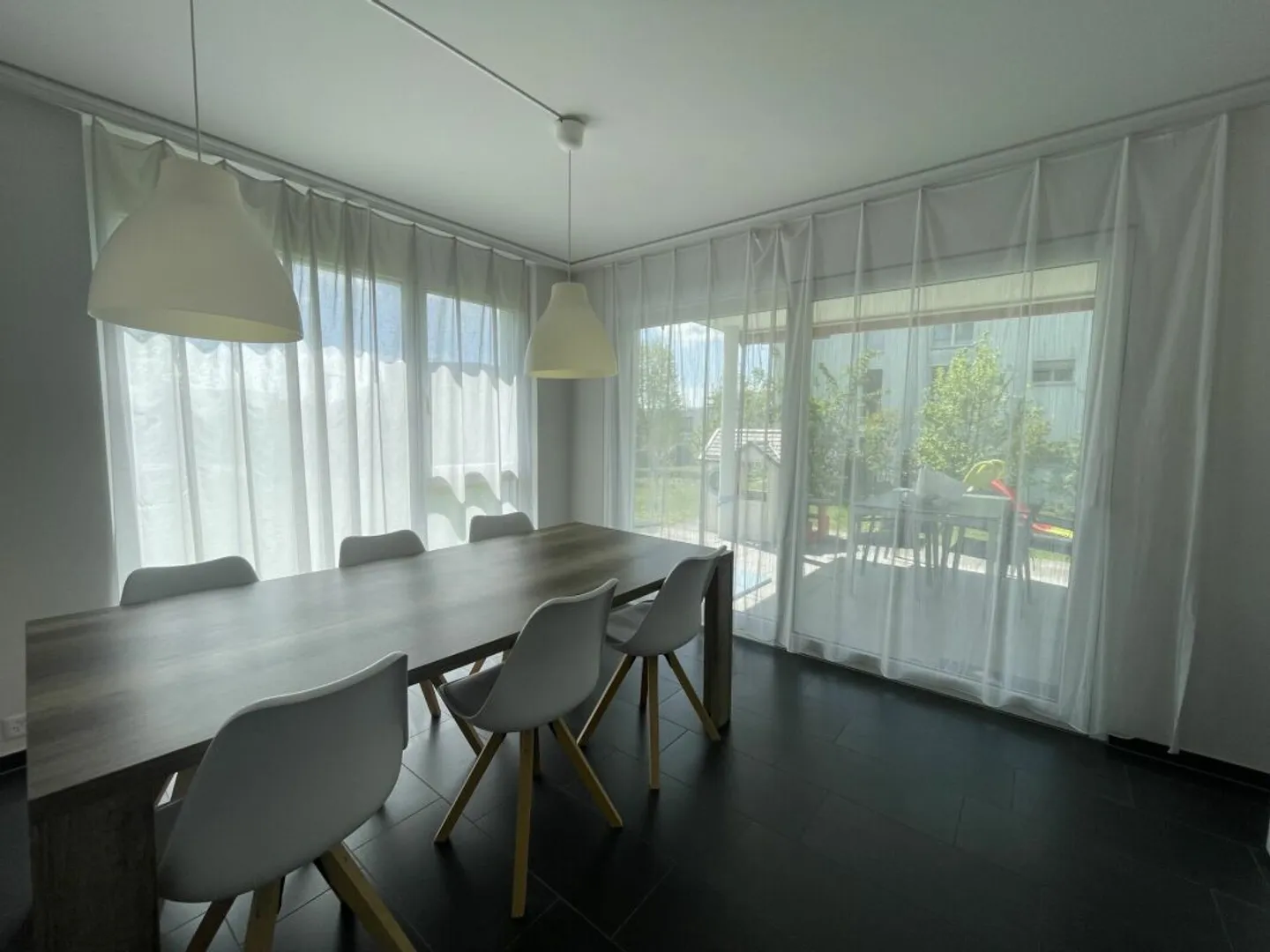 Appartamento giardino moderno, luminoso e attraente di 4,5 stanze a Niederrohrdorf AG - Foto 3 di 11