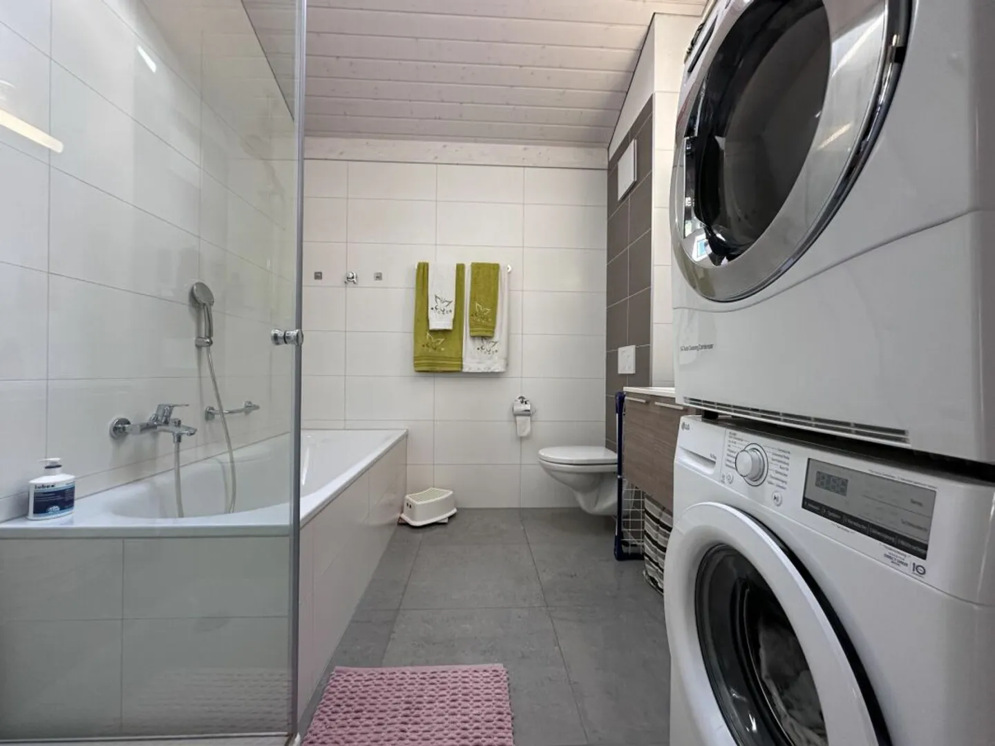 Attico accogliente con 3,5 stanze, soppalco e immensa terrazza - Foto 11 di 12