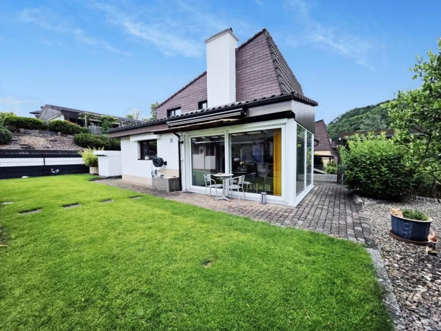 Family happiness with winter garden, fireplace and large garden - Photo 1 of 13