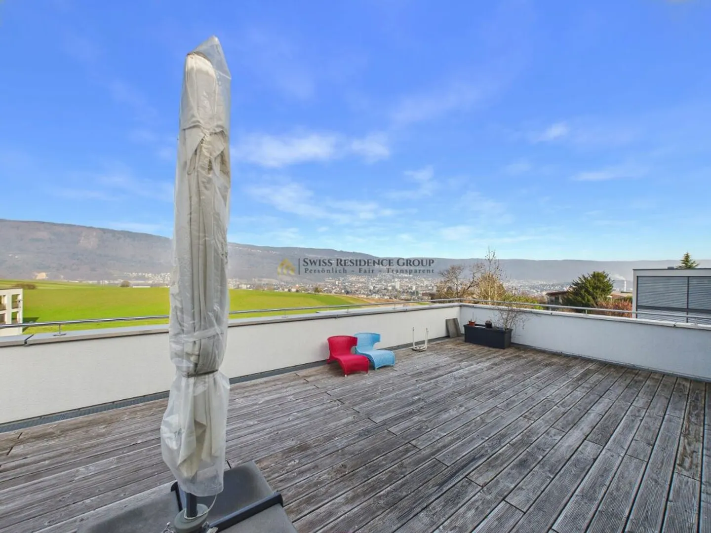 Maison Générationnelle Moderne avec Terrasses, Jardin et Vue Dégagée à Bellmund - Photo 6 sur 7