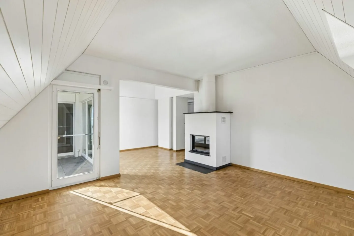 Spacious 5.5-room maisonette apartment with charm, hobby room & potential - Photo 5 of 13