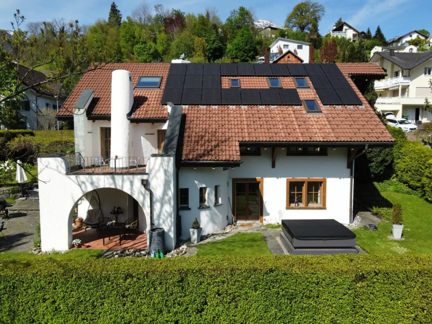 8 ½-Zi.-Einfamilienhaus mit 1 ½-Zi.-Wohnung an idyllischer Wohnlage mit herrlichem Weitblick - Photo 2 of 13