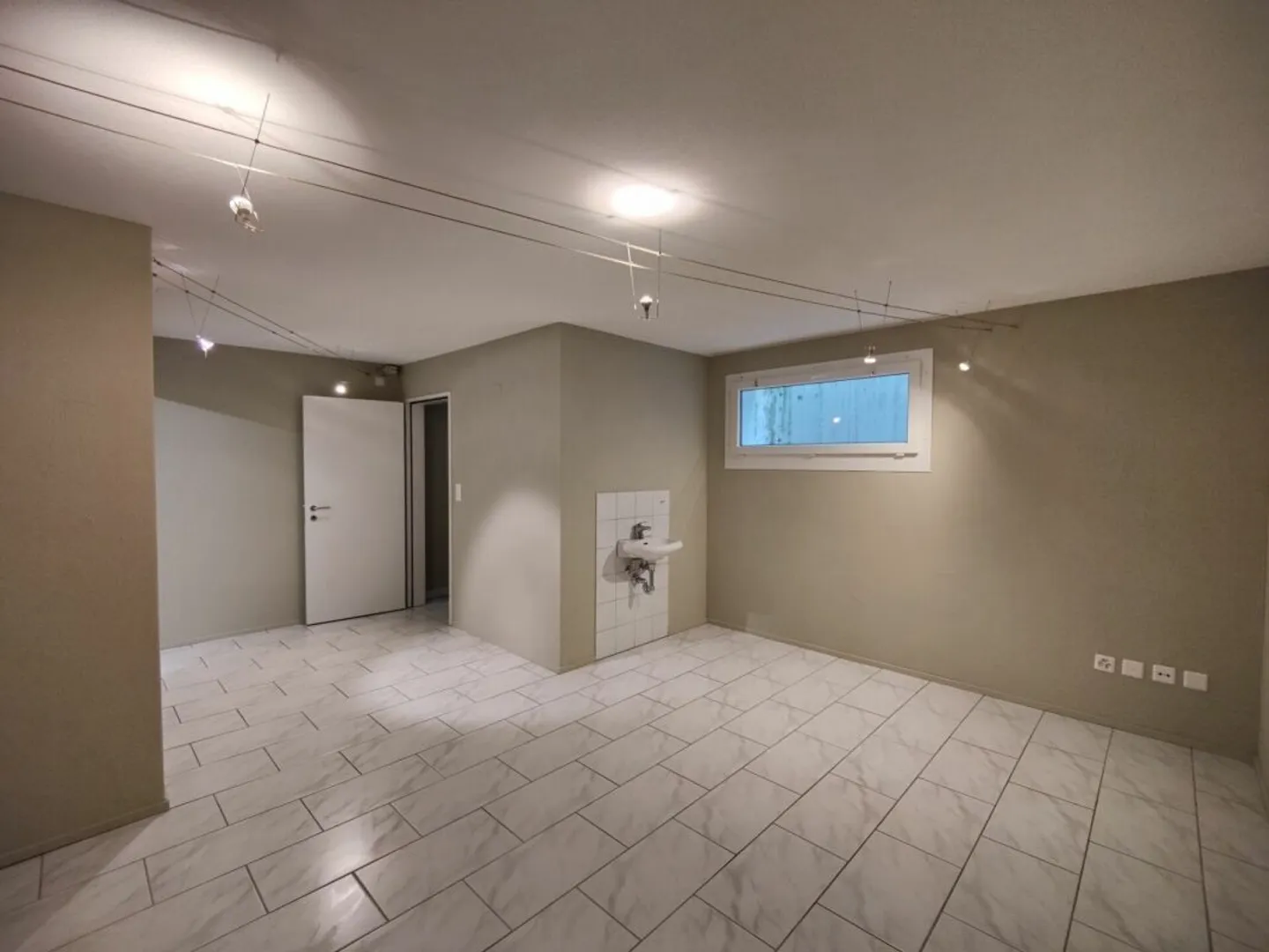 Moderno salone di parrucchiere in posizione centrale a Oberkirch LU - pronto per l'uso e arredato con stile - Foto 6 di 9