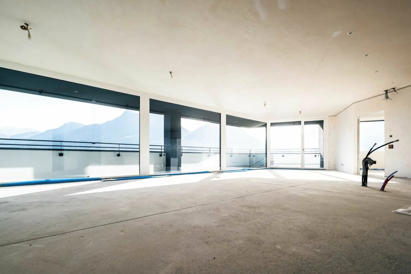 Penthouse of generous size with spectacular lake view - Photo 3 of 8