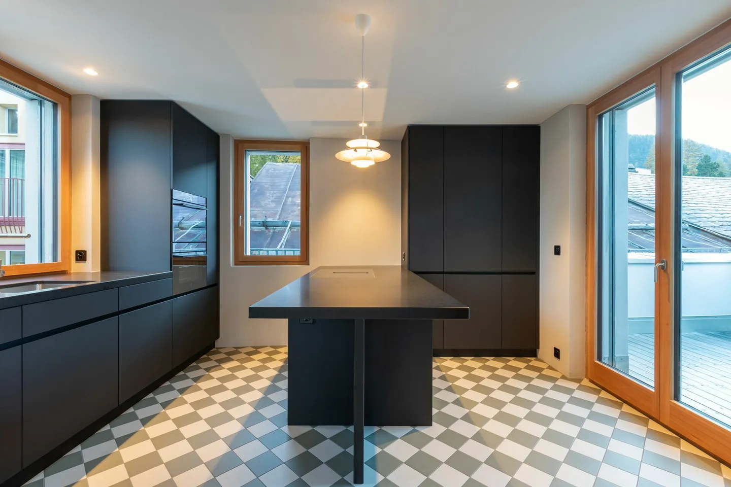 Residential and commercial building - Photo 4 of 8