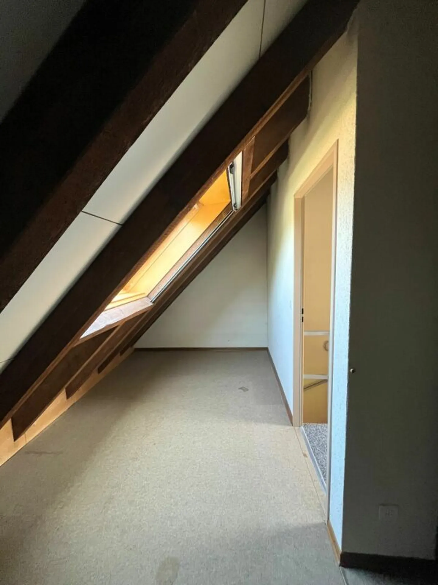Particolare casa a schiera angolare in posizione idilliaca vicino a un ruscello naturale a Worben - Foto 13 di 13