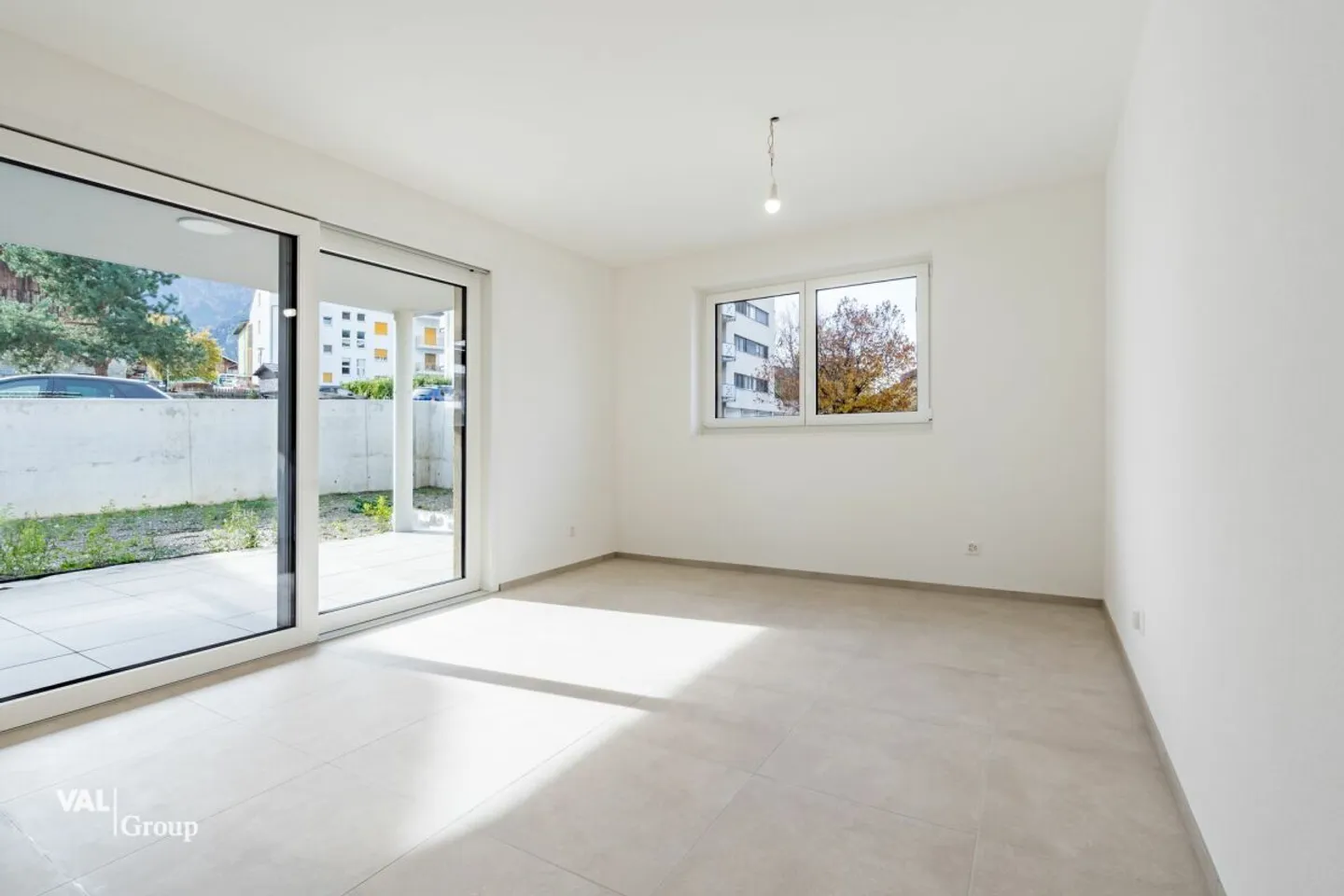 Spacious 2.5 Room Apartment with Generous Garden Area - Photo 2 of 13