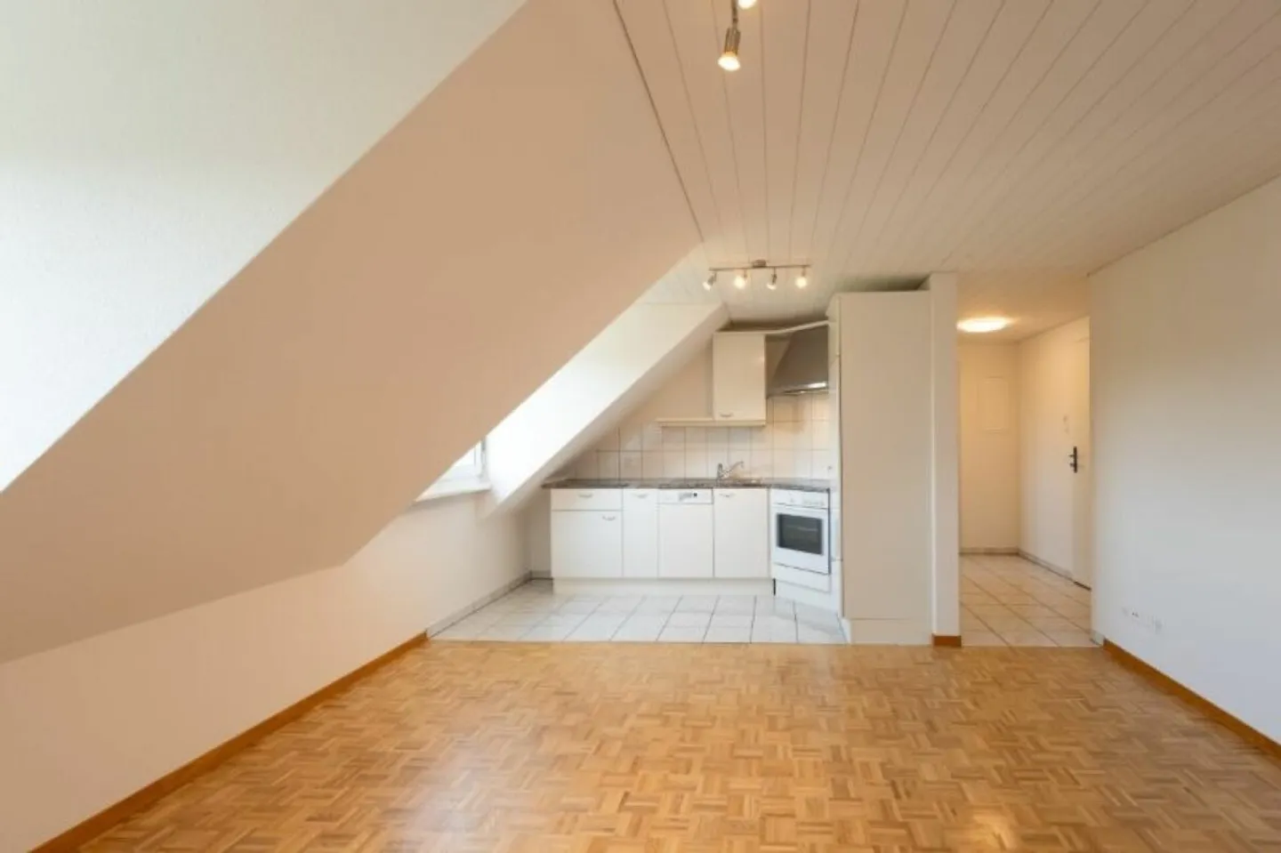 Appartement sous les combles confortable à Sulgen - Photo 3 sur 9