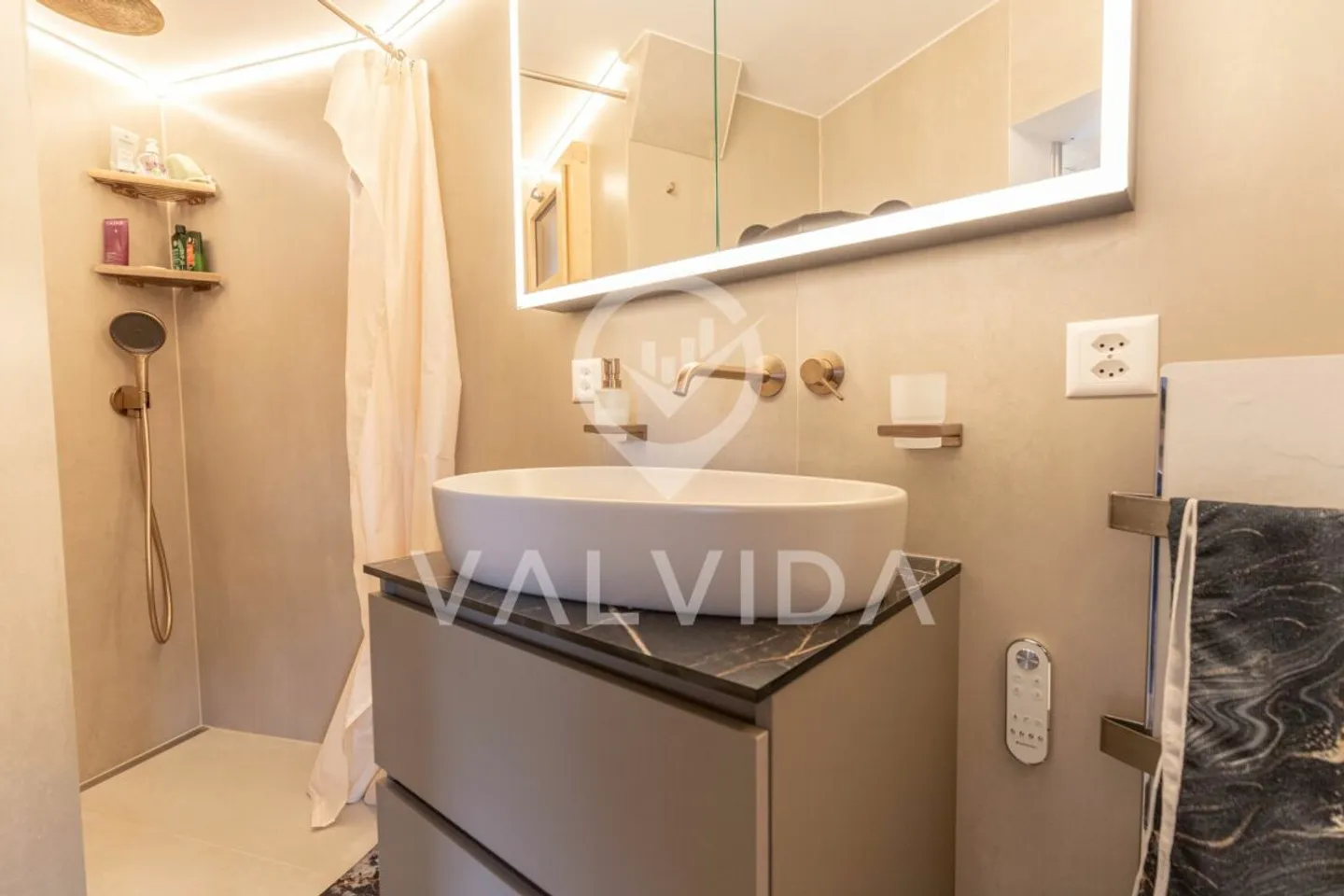 La tradition rencontre la modernité - appartement de 5,5 pièces rénové avec soin avec jardin potager - Photo 2 sur 13