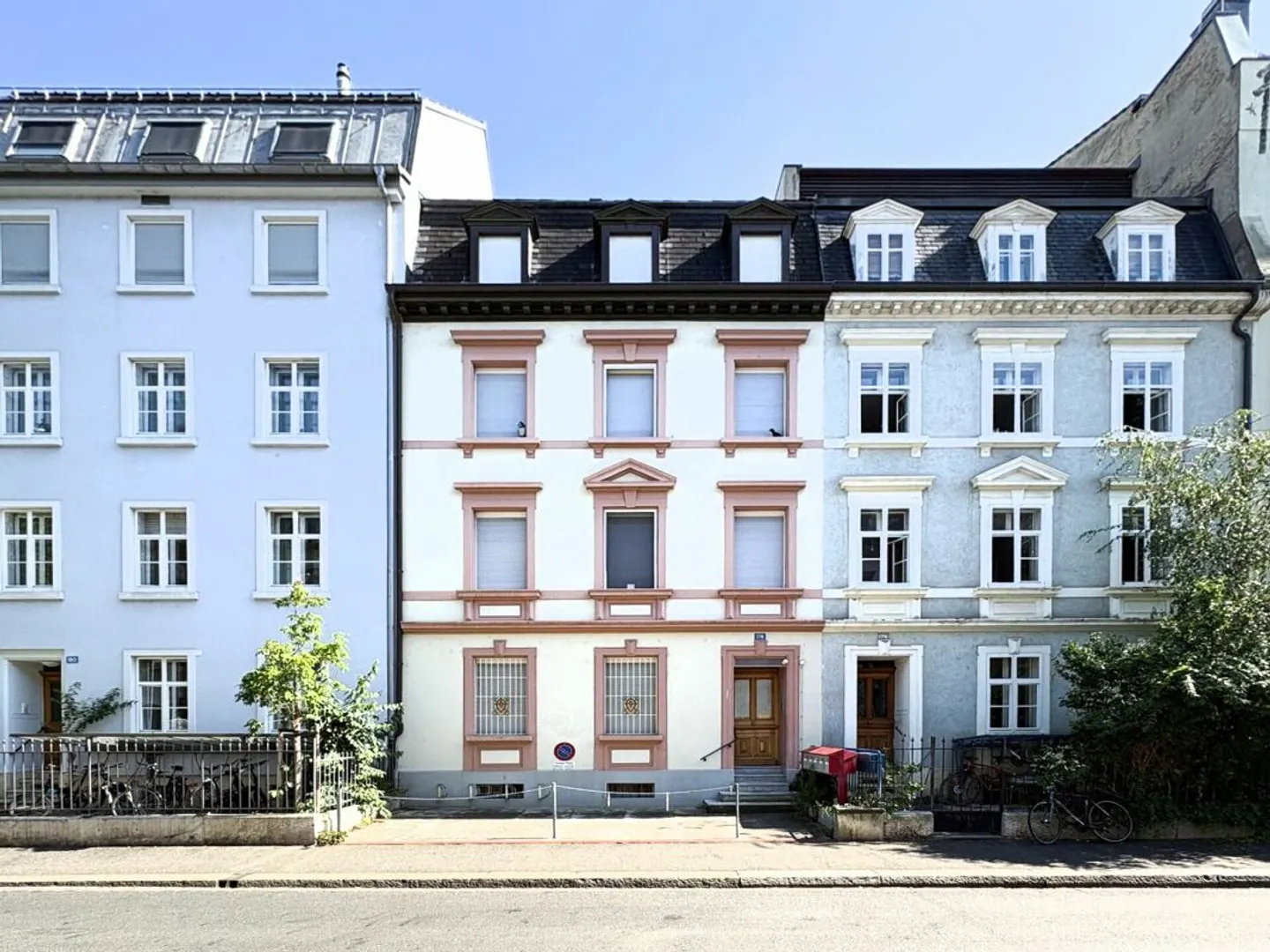 Charmantes Mehrfamilienhaus mit Ateliergebäude, Parkplatz und vielfältigen Möglichkeiten - Photo 1 of 13