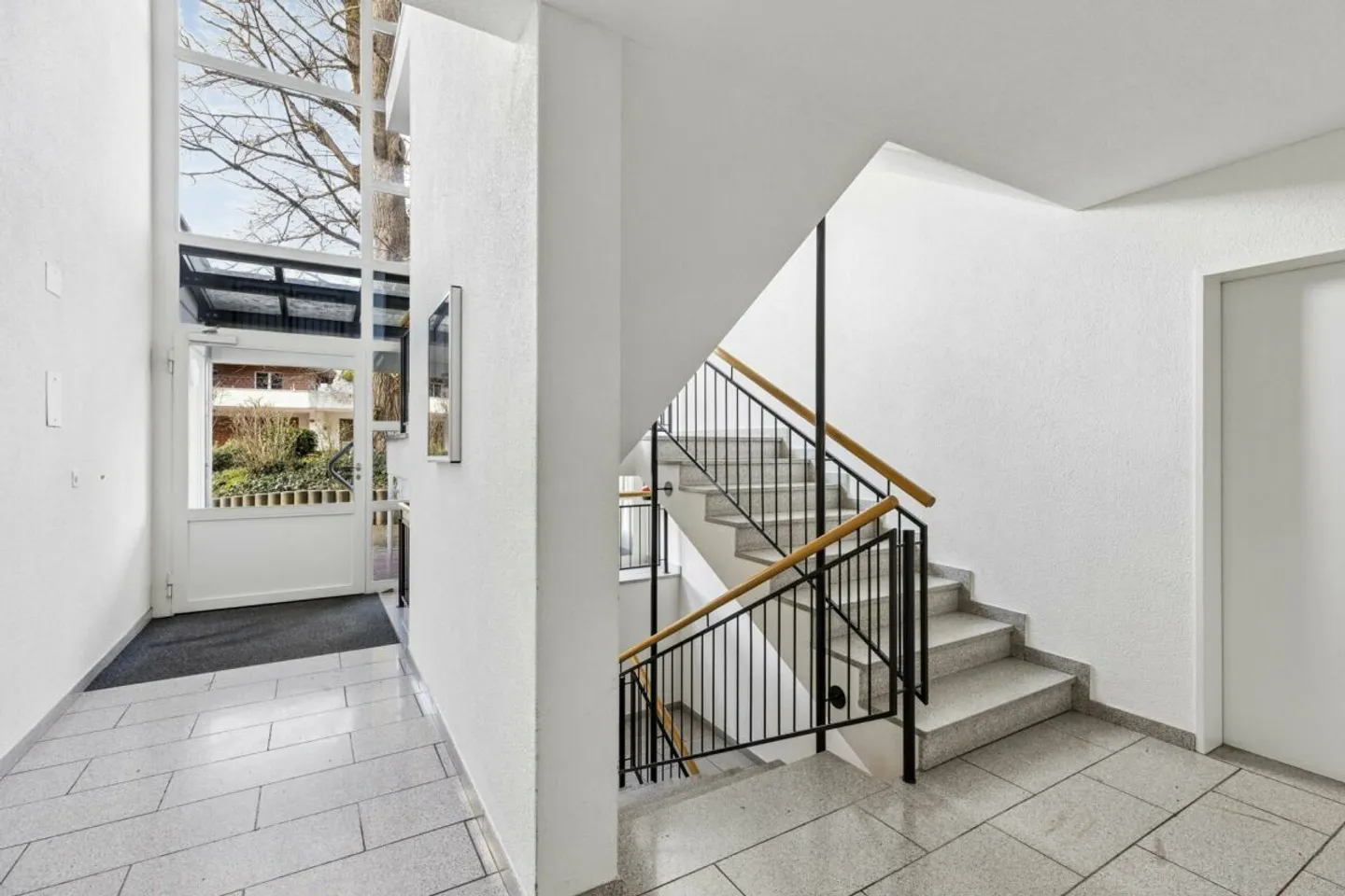 Spacious 5.5-room maisonette apartment with charm, hobby room & potential - Photo 2 of 13