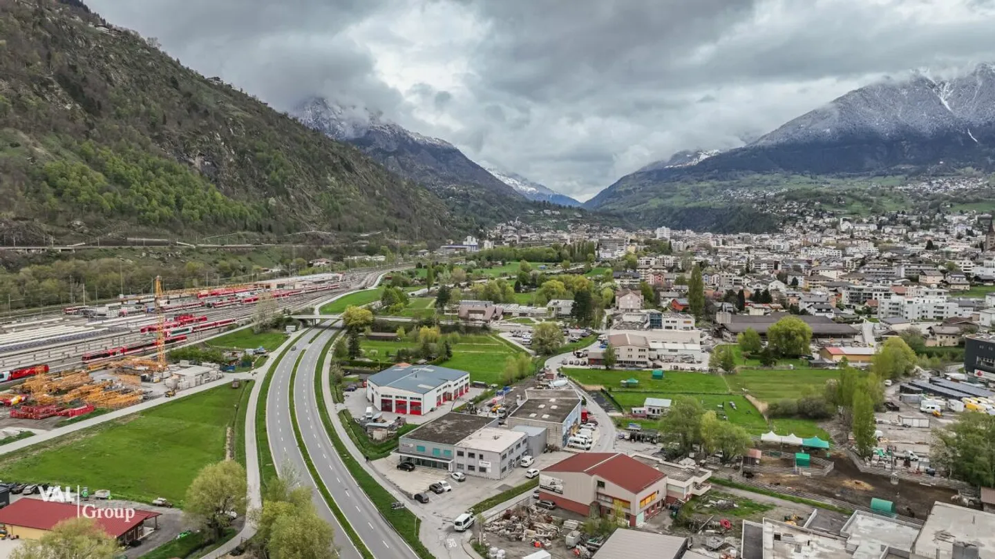 Terreno industriale in una posizione ad alto traffico con ottima visibilità - Foto 1 di 8