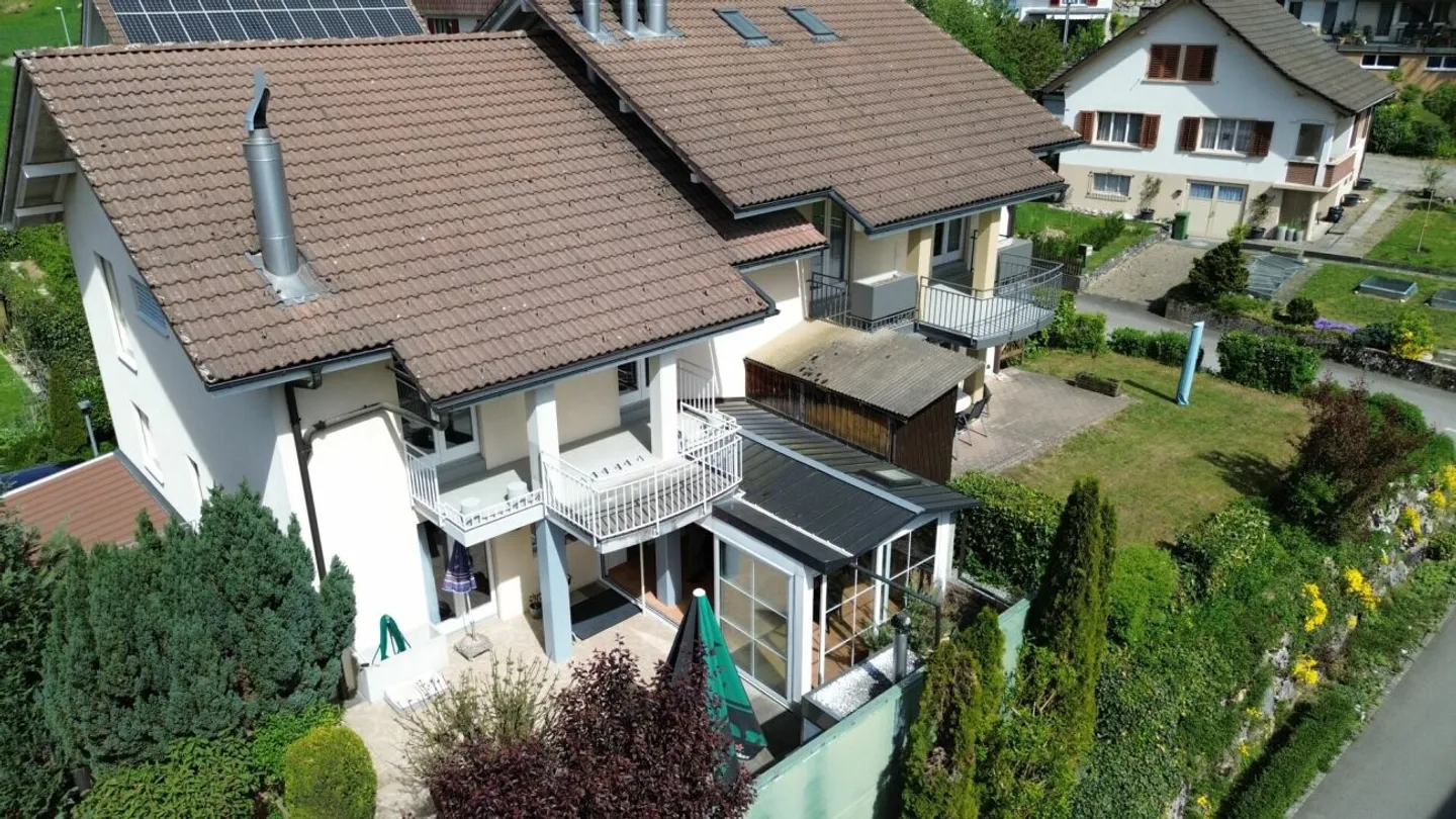 Exklusives 6.5-Zimmer-Doppeleinfamilienhaus mit sonnigem Wintergarten und viel Wohnkomfort - Photo 1 of 13