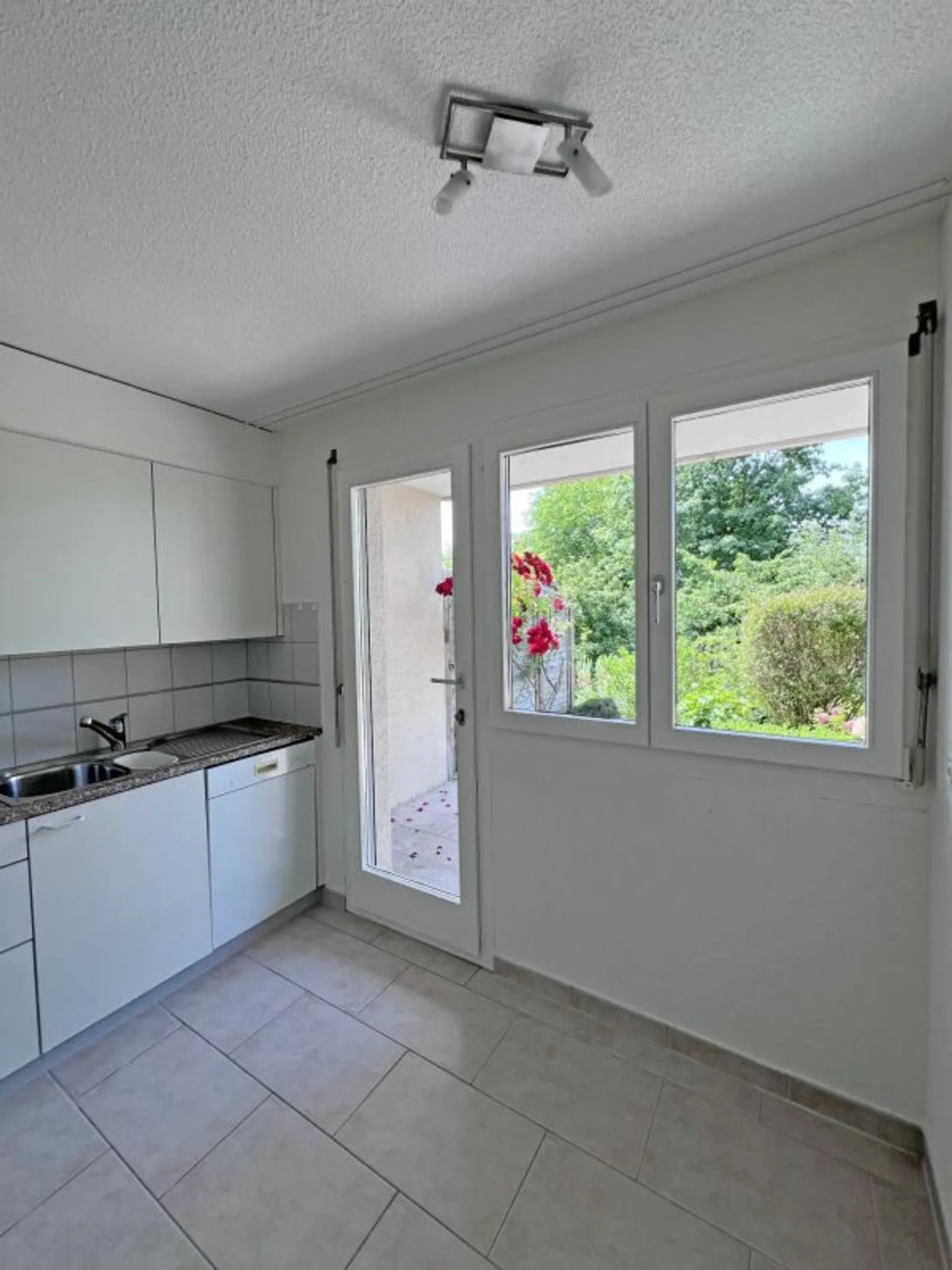 Attractive Garden Apartment - Ideal for Living or Investing - Photo 3 of 9