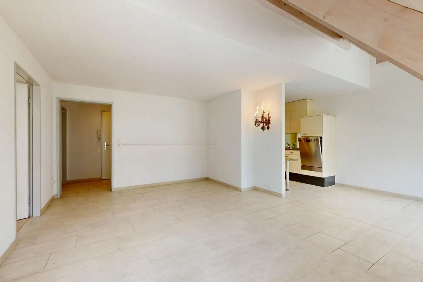 Well-maintained single/retirement apartment in an ideal location - Photo 4 of 13