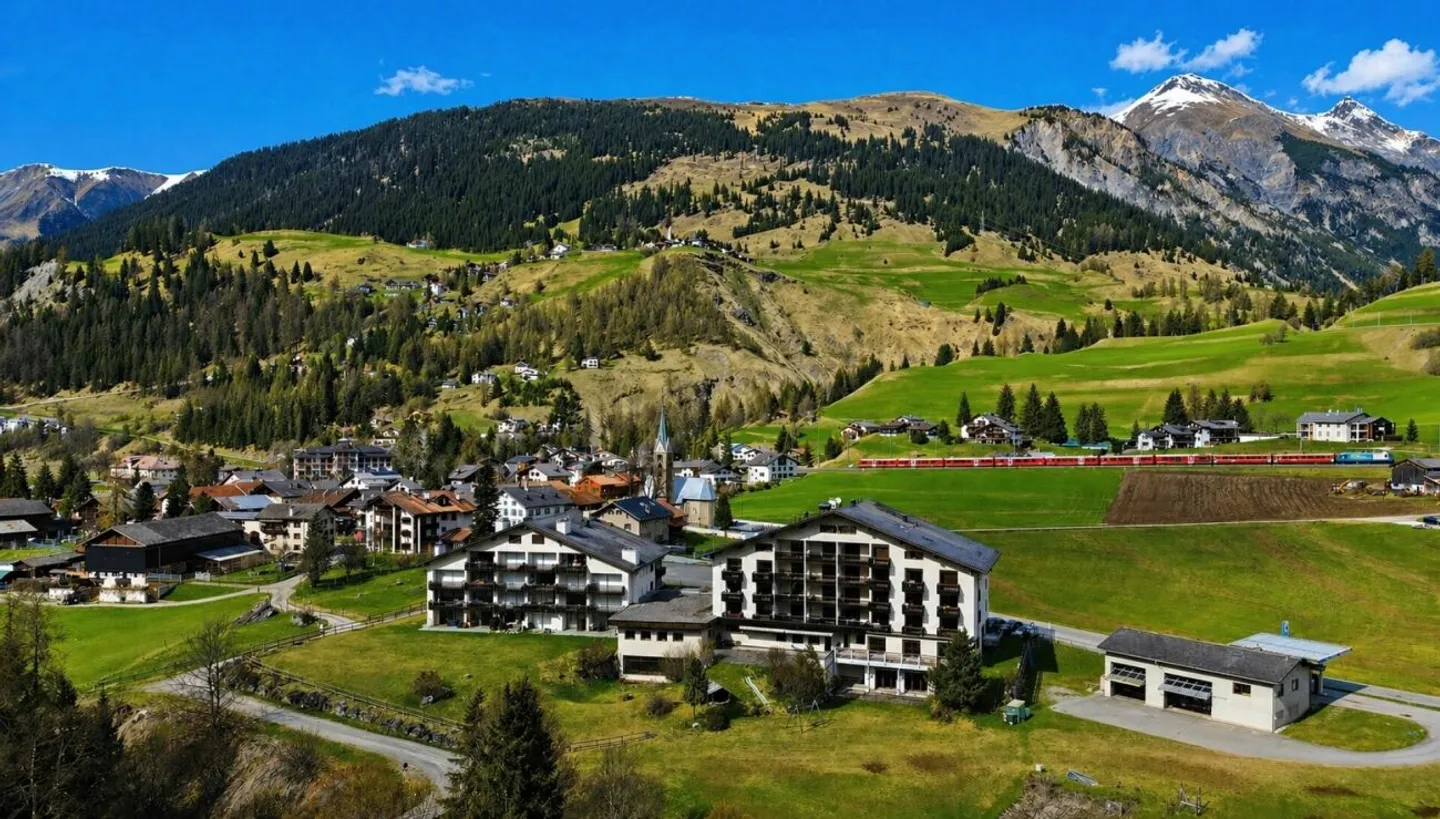 Ampio appartamento di 2 stanze con vista mozzafiato sulle montagne - Foto 1 di 13