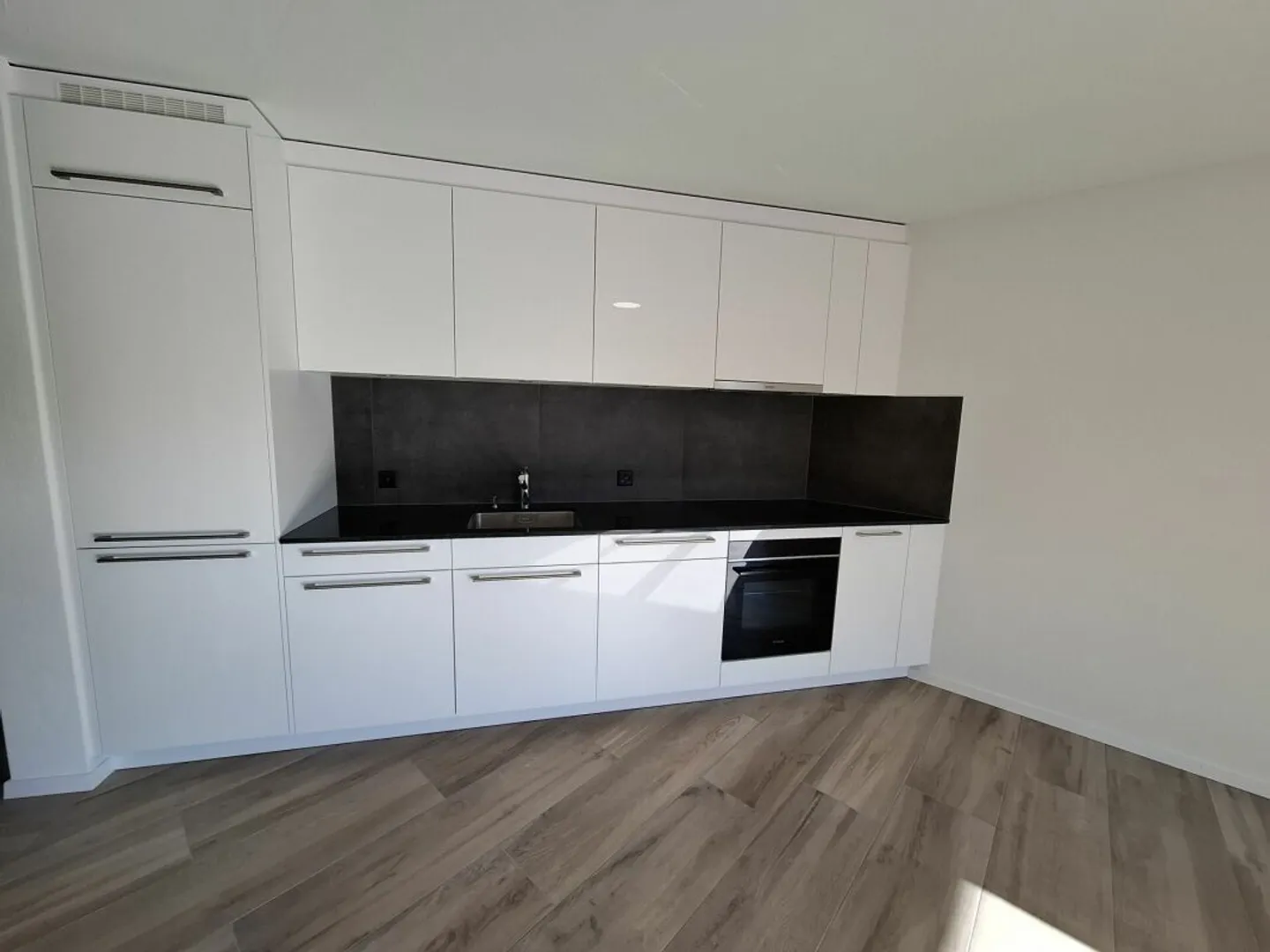 Moderne 2.5-Zimmer-Wohnung mit Balkon - Foto 3 von 10