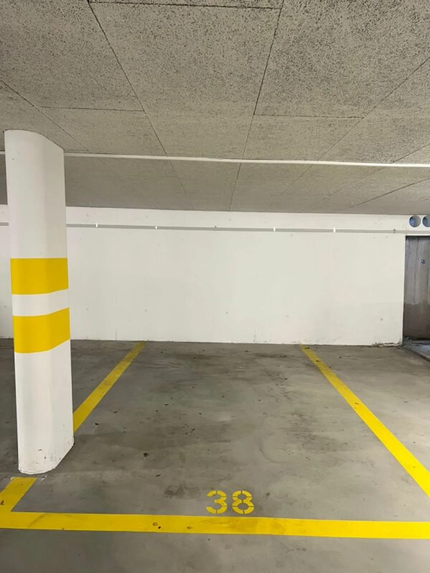 Einstellhallenplatz zentral im Dorfkern von Hohenrain - Foto 1 di 4