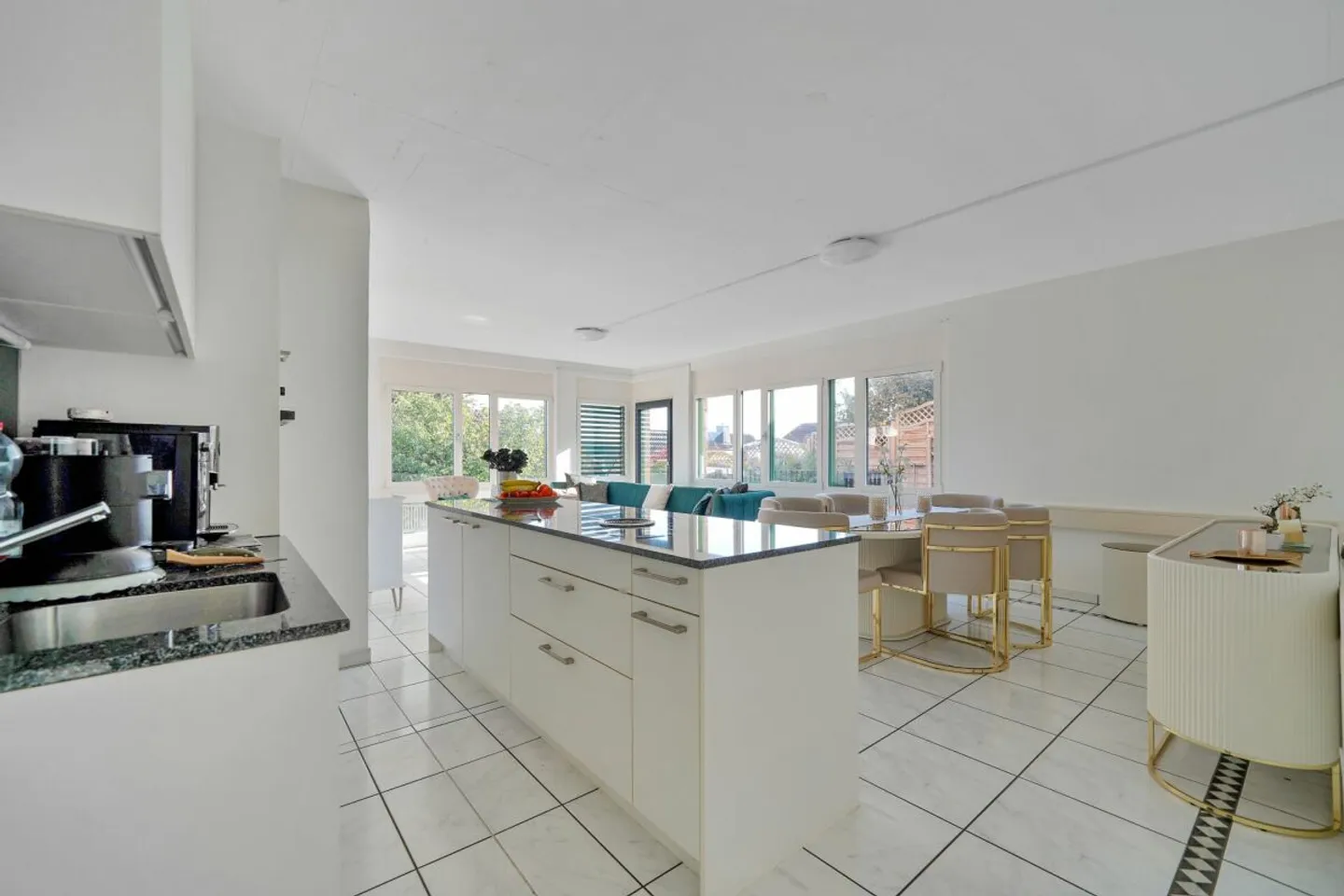 Yield of 3.66% - Renovated Multi-Family House with 5 Residential Units and Parking Garage - Photo 3 of 13