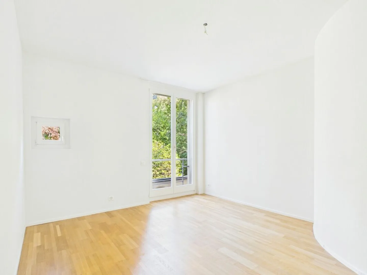 Vie élégante sur Bruderholz avec cheminée, balcon, terrasse et jardin ornemental - Photo 11 sur 13