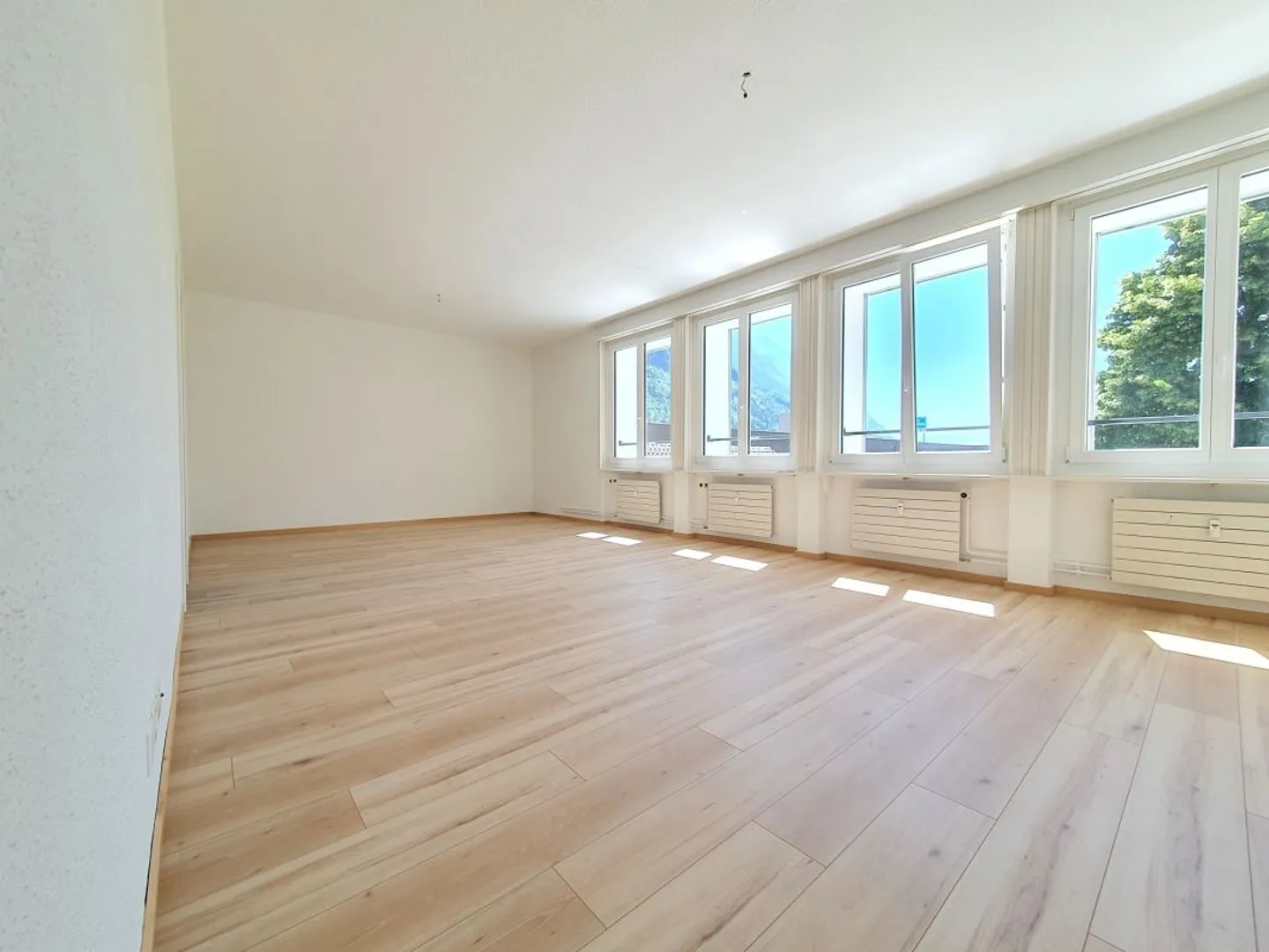 teilsanierte 3.5-Zimmer-Wohnung mit Balkon inmitten grossartiger Bergkulisse - Photo 2 of 9