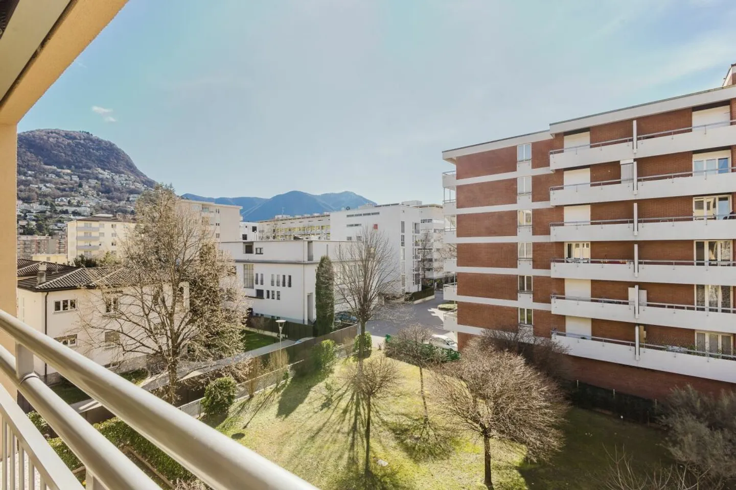 Helles Apartment in strategischer Lage in Lugano - Foto 3 von 13